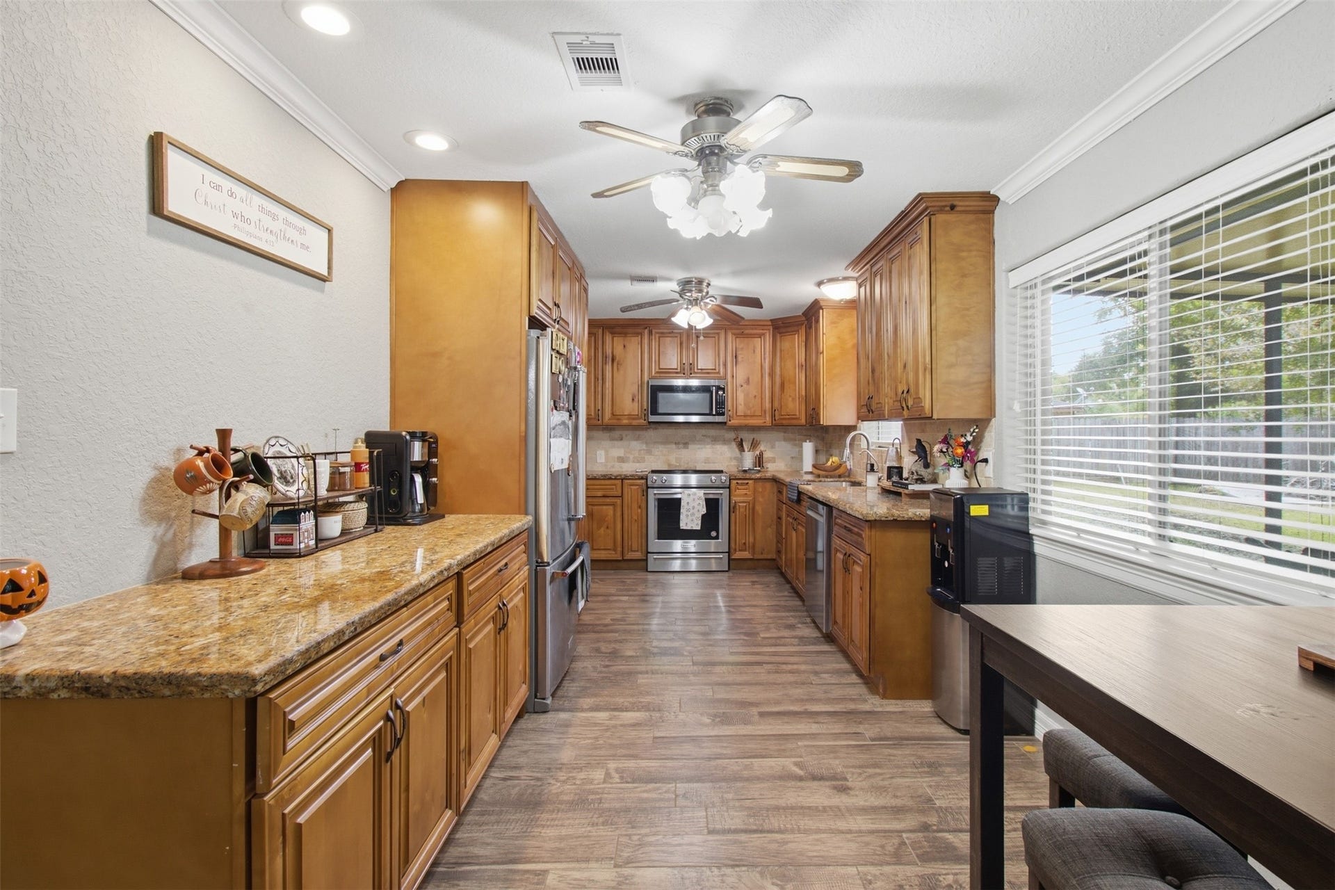 110 S Bow Drive, Jones Creek, TX 77541 Gorgeous kitchen