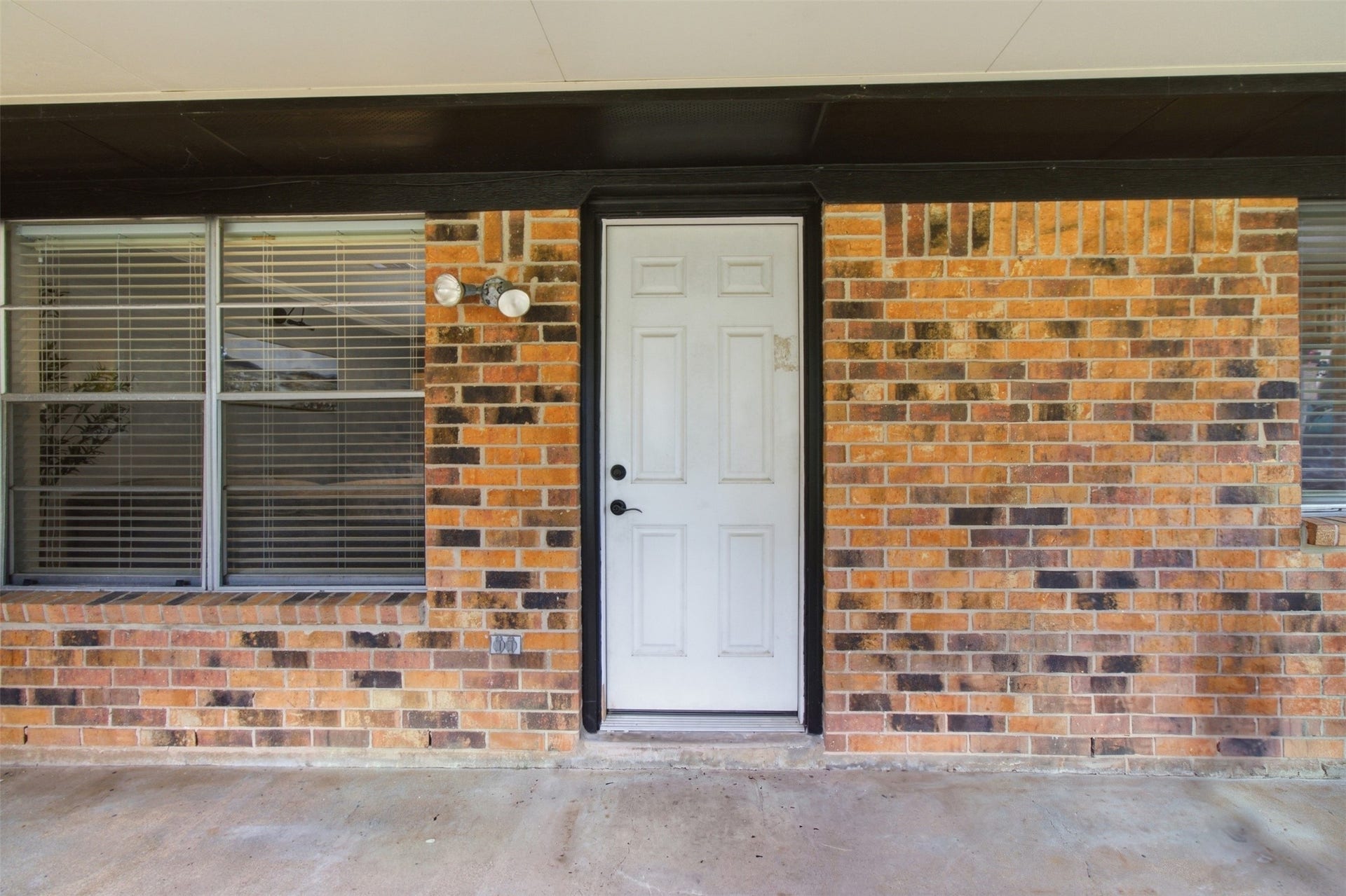 110 S Bow Drive, Jones Creek, TX 77541 Screened in back patio