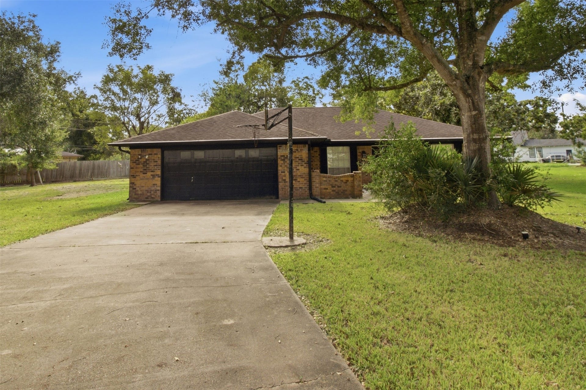 110 S Bow Drive, Jones Creek, TX 77541 Welcome to country living at 110 S Bow Dr. Jones Creek