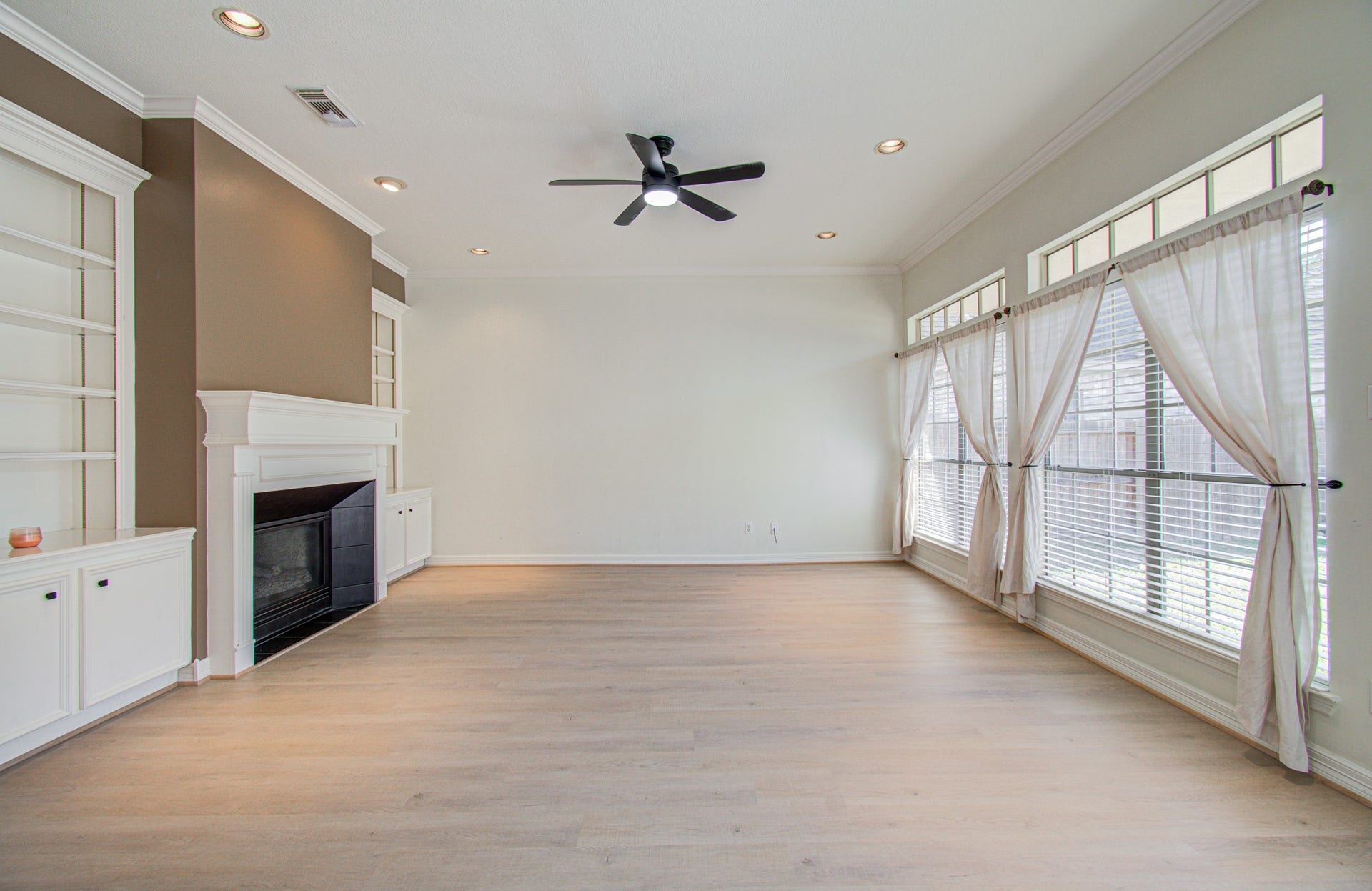 20007 Polly Creek Way, Katy, TX 77450 Spacious Family Room with lots of natural light