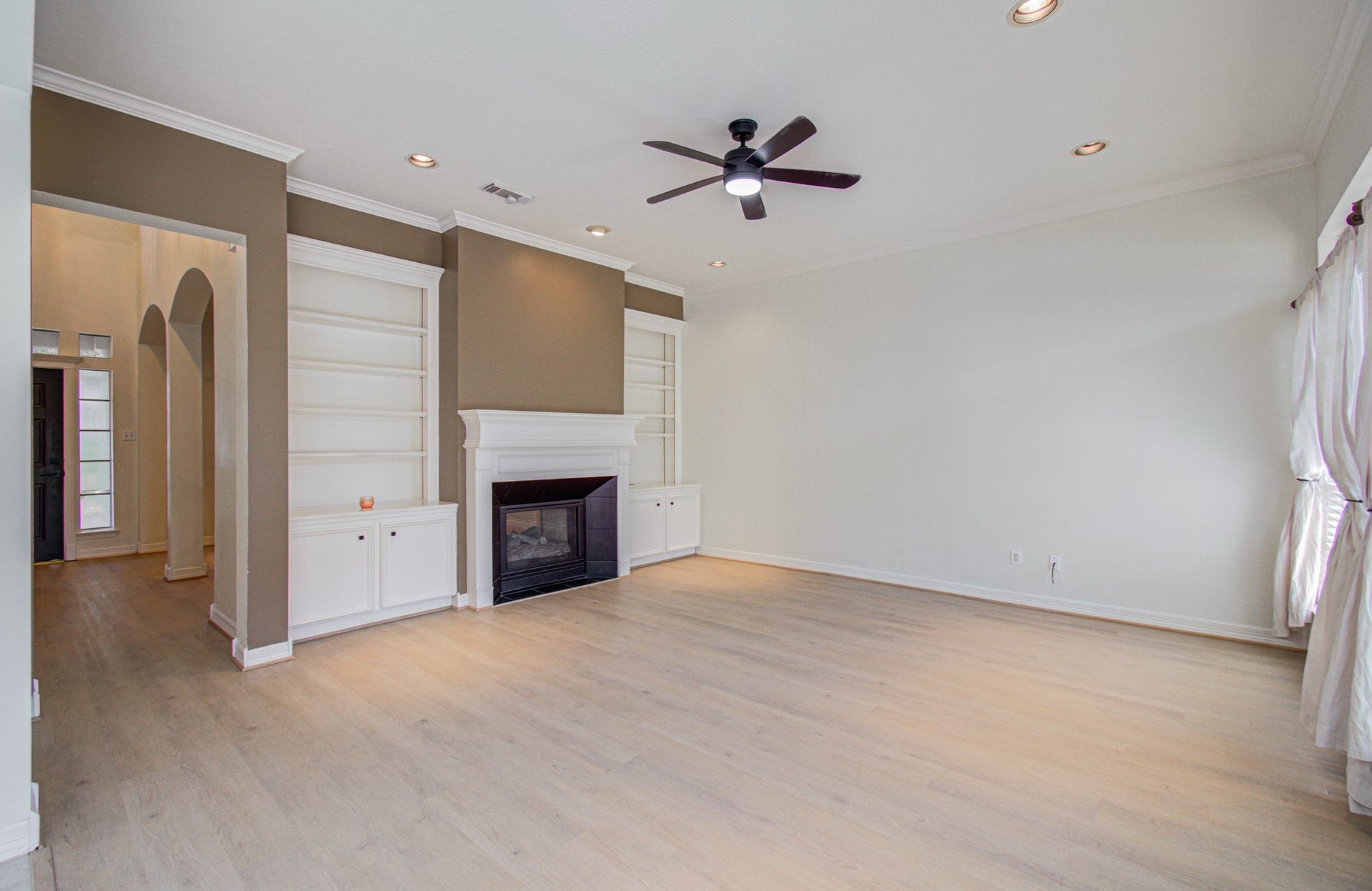 20007 Polly Creek Way, Katy, TX 77450 Family Room looking into the entry way