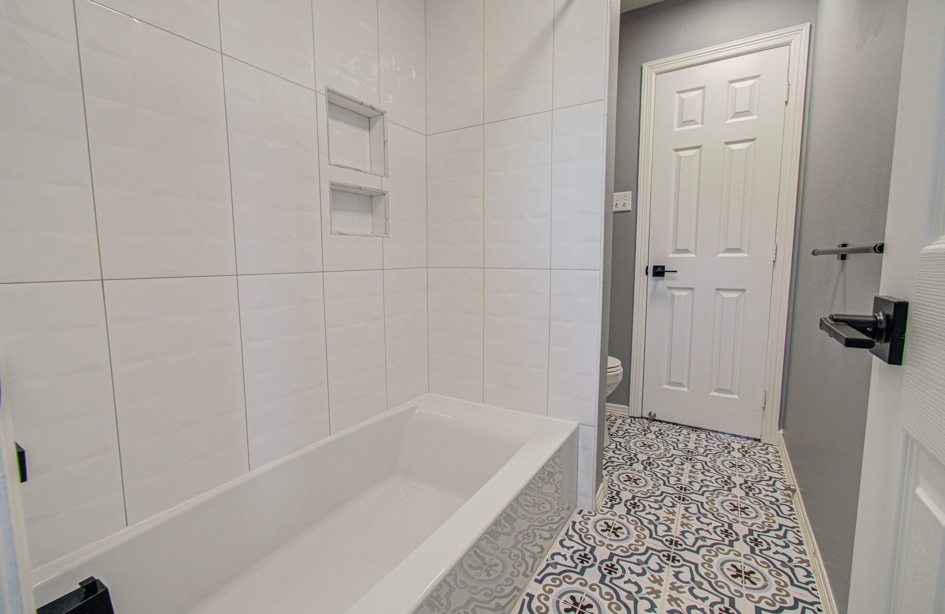 20007 Polly Creek Way, Katy, TX 77450 Beautifully Updated Jack & Jill Bathroom