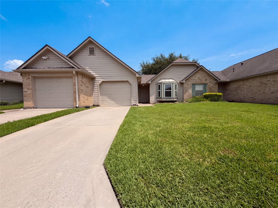 Property photo for 643 E Country Grove Circle, Pearland, TX