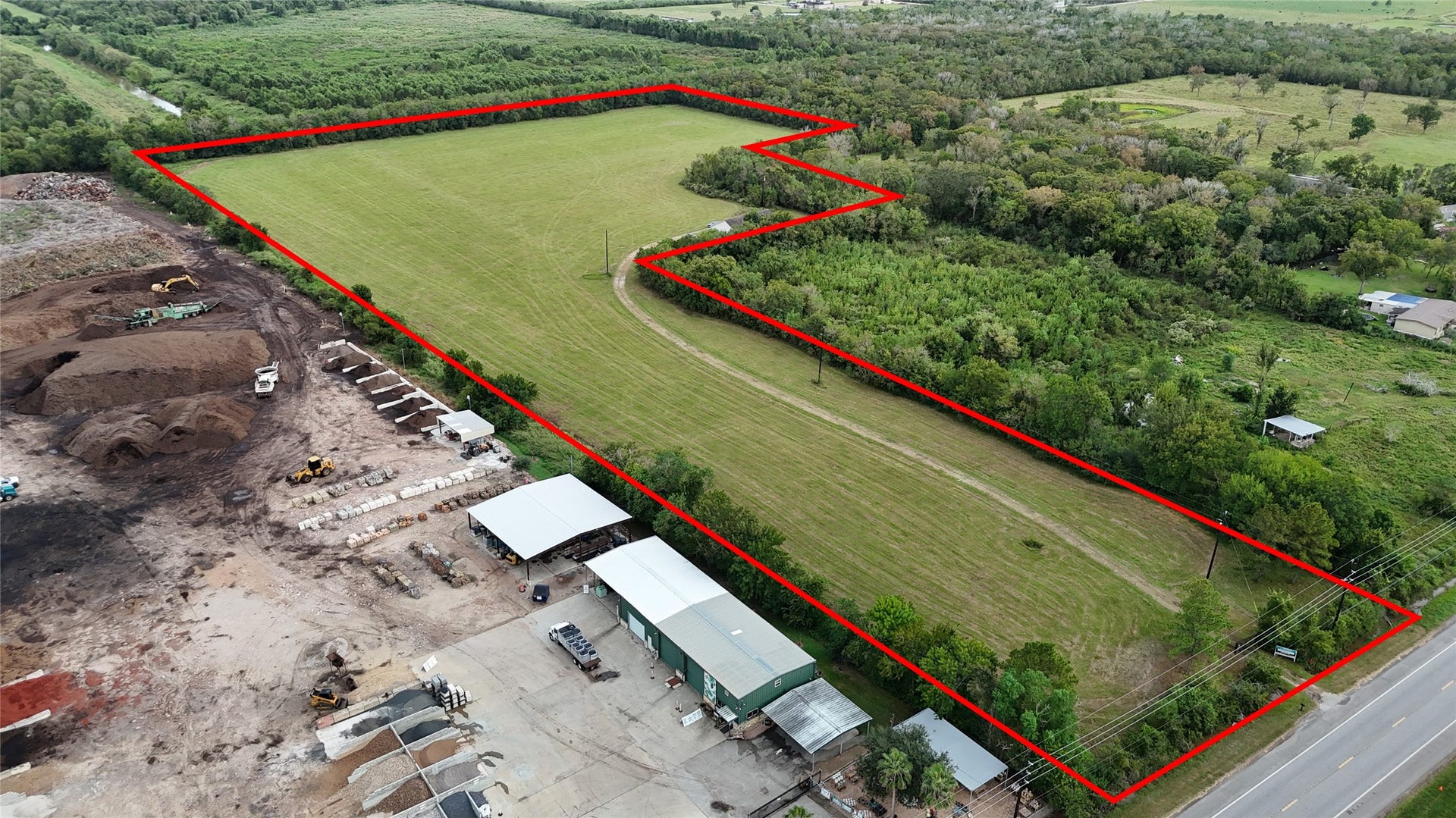 9621 Fm 521 Road, Rosharon, TX 77583 The property's expansive 17.286 acres provide a peaceful, private setting with ample separation from neighboring businesses, including Sienna Mulch, and no noticeable noise disturbance.