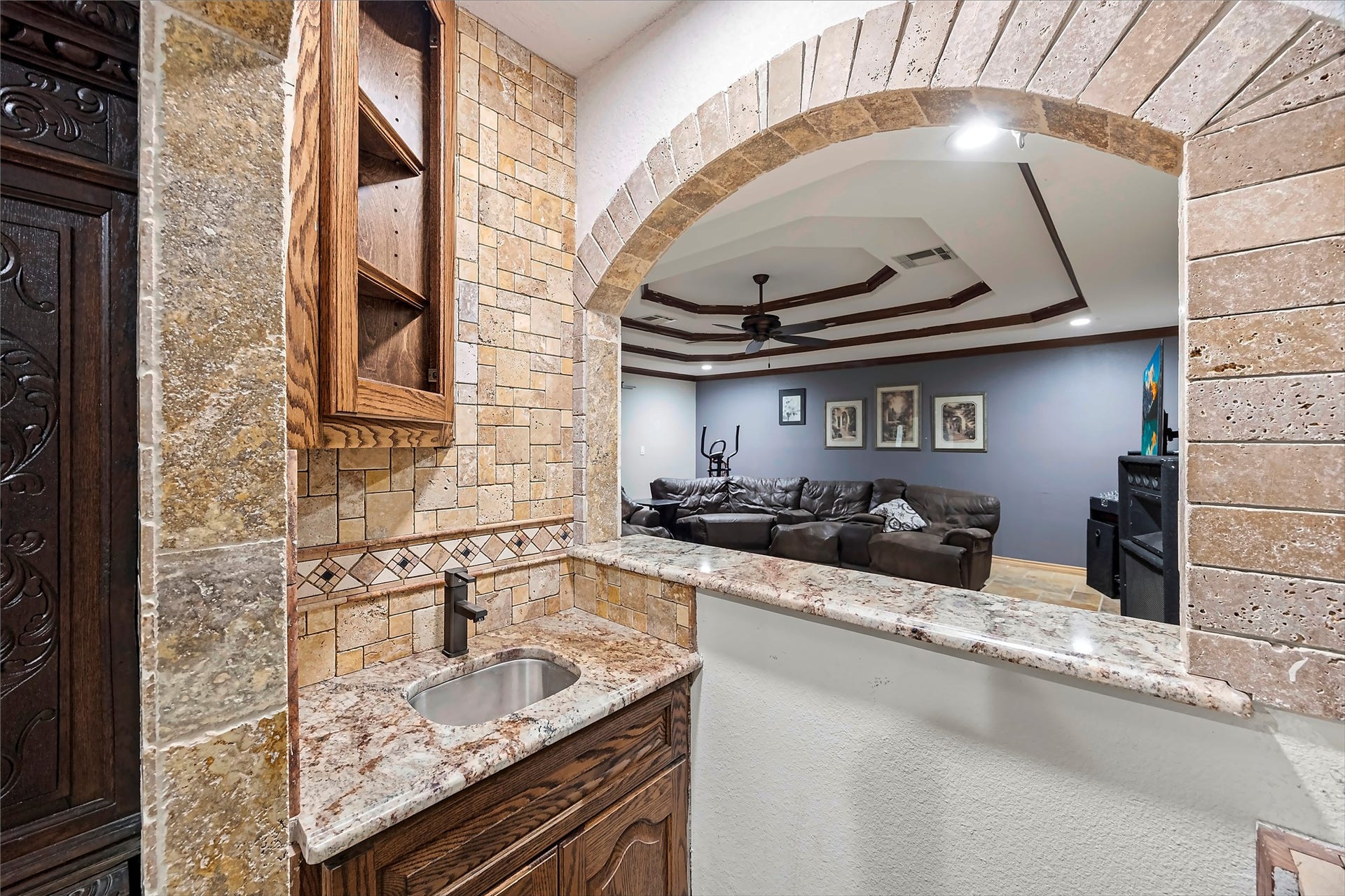 2127 Maurine Street, Houston, TX 77039 Wet Bar!
