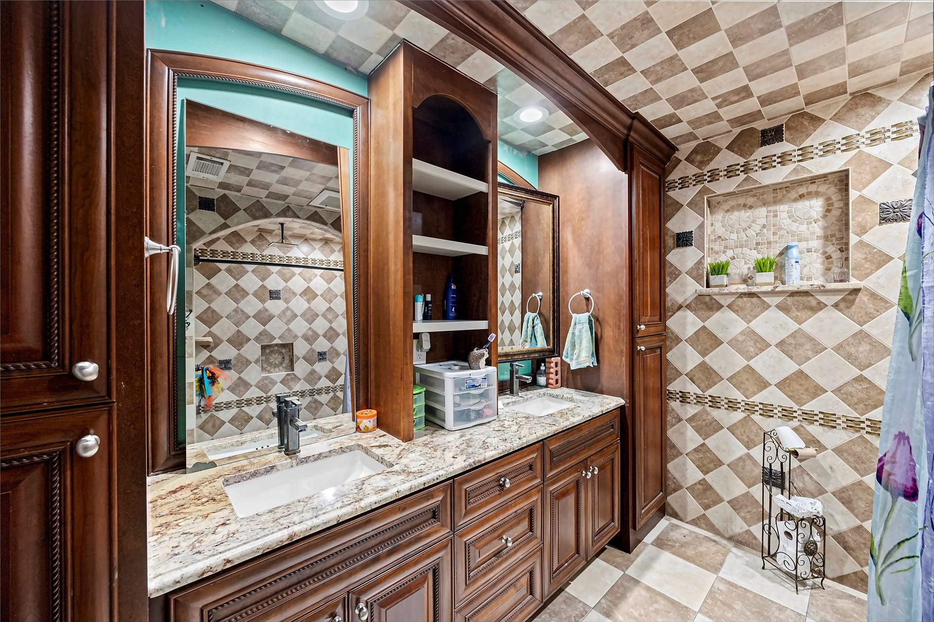 2127 Maurine Street, Houston, TX 77039 Secondary Bath