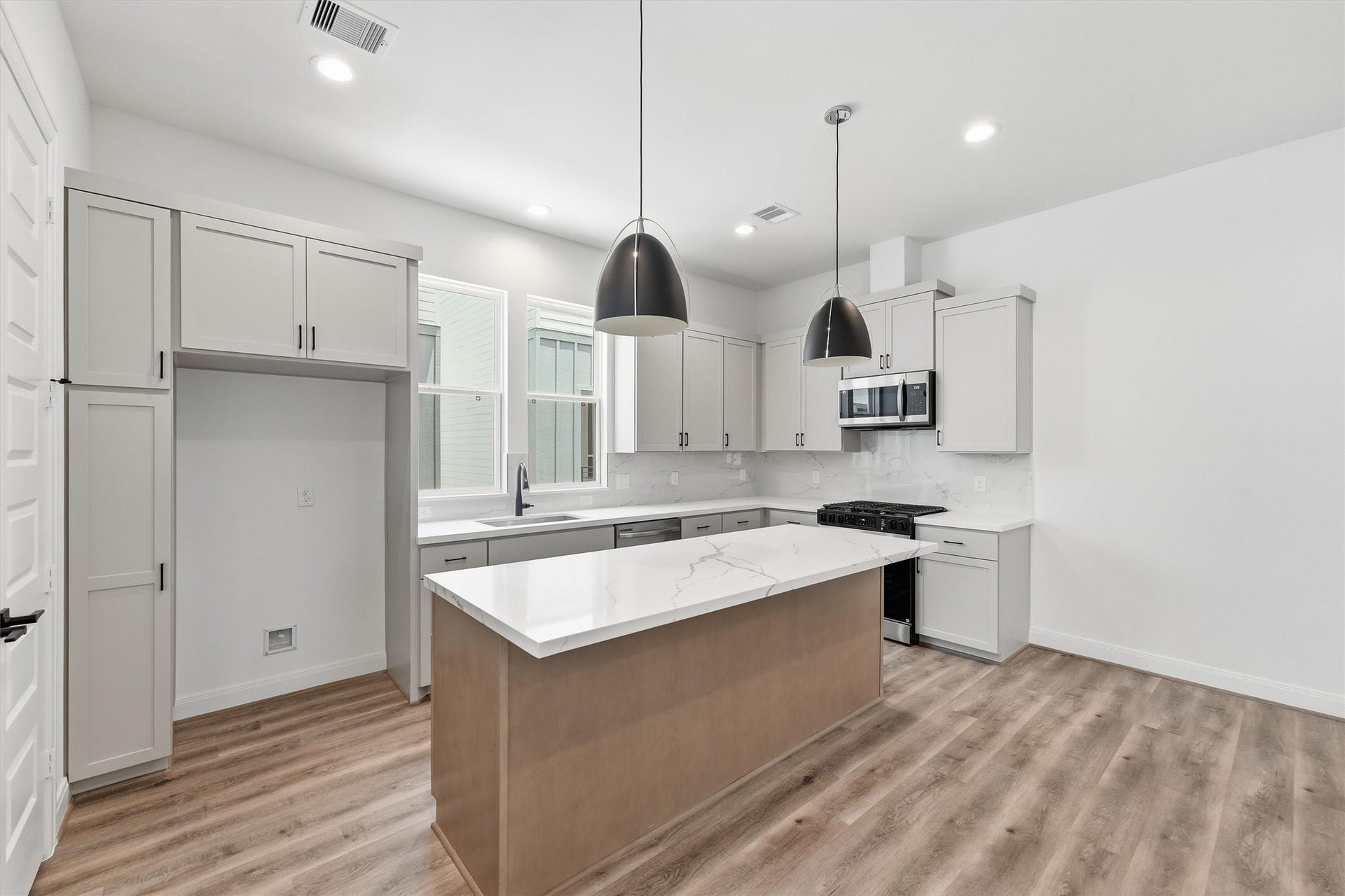 4834 Pinemont Drive, Houston, TX 77092 4834 Pinemont Drive, Houston, TX 77092