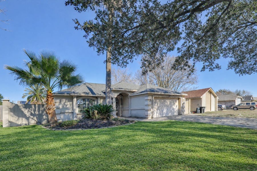 Property photo for 7106 Feather Creek Drive, Houston, TX