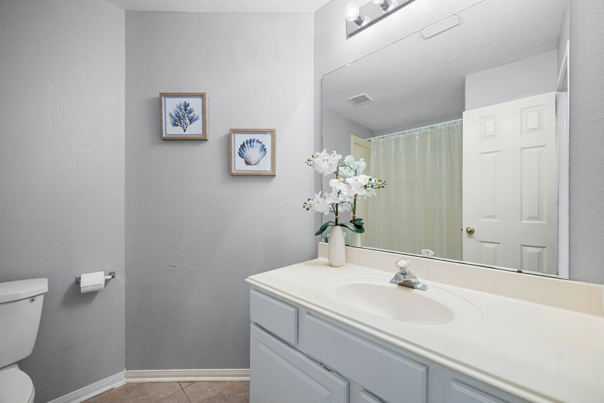 4807 Lake Wichita Lane, Richmond, TX 77407 Secondary bath with a single-sink vanity and wide mirror, convenient for the nearby bedrooms and guests.
