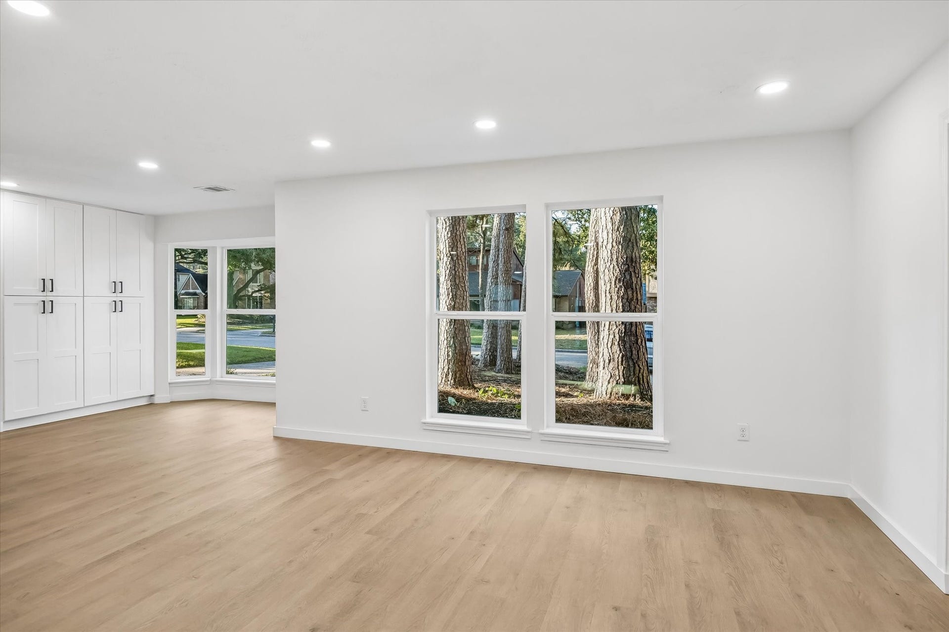 3430 Sycamore Shadows Drive, Kingwood, TX 77339 Spacious dining and kitchen sitting area