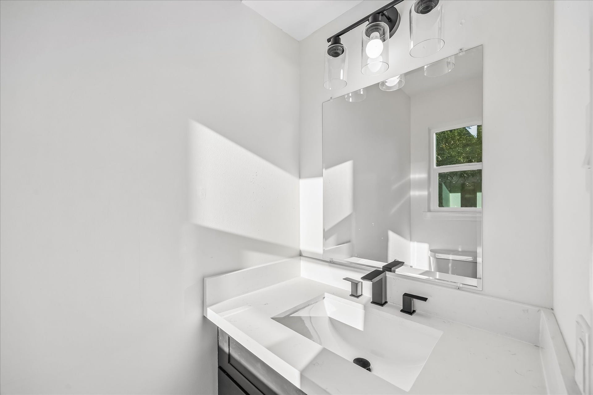 3430 Sycamore Shadows Drive, Kingwood, TX 77339 Powder bath