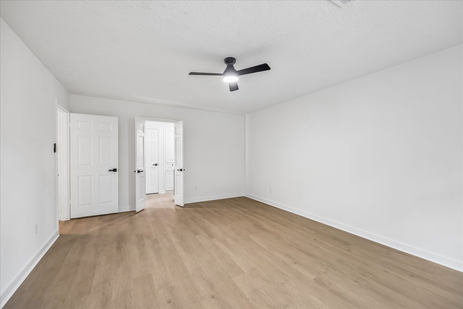 3430 Sycamore Shadows Drive, Kingwood, TX 77339 Primary bedroom