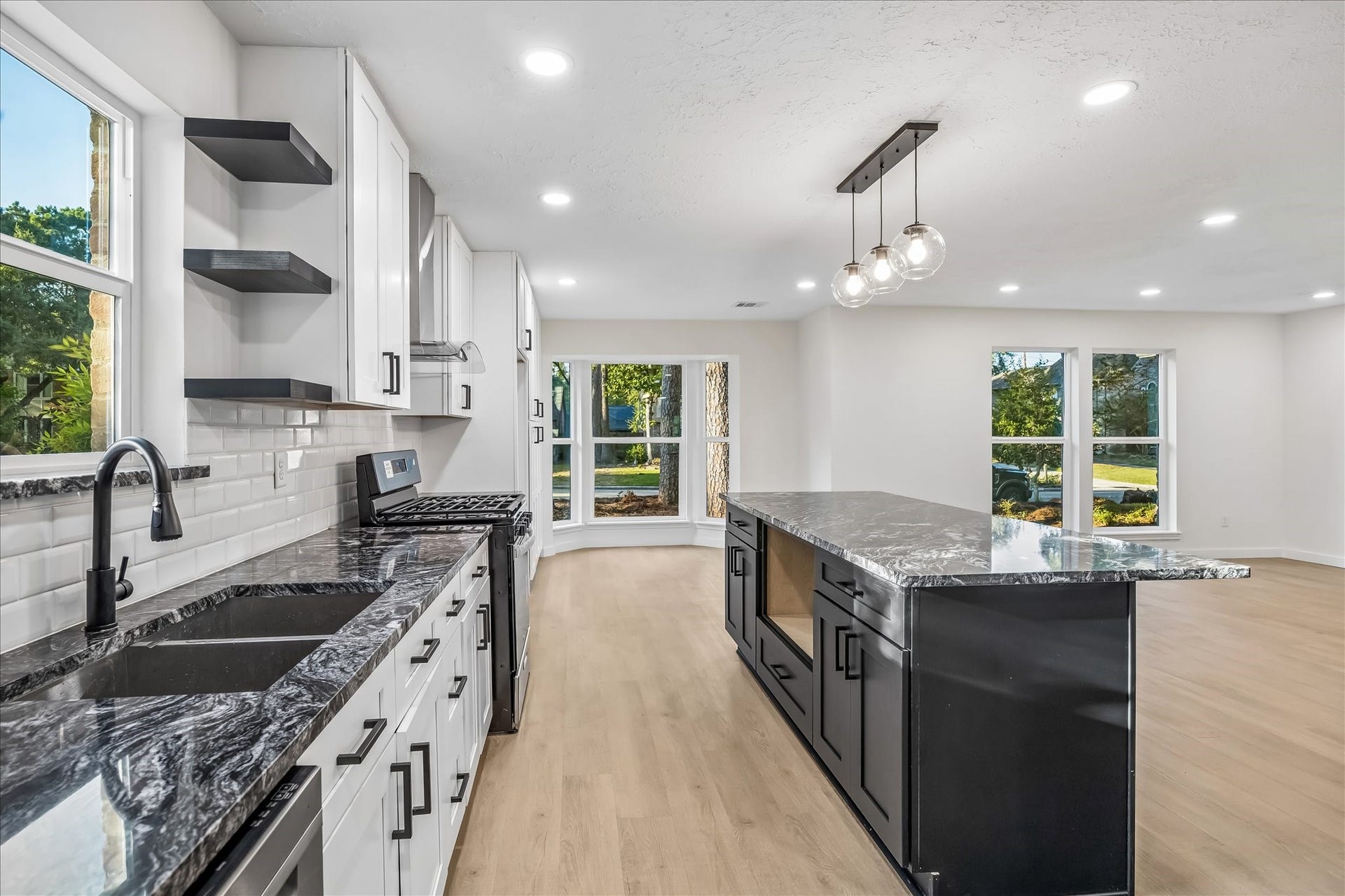 3430 Sycamore Shadows Drive, Kingwood, TX 77339 Brand new/never used appliances including gas range