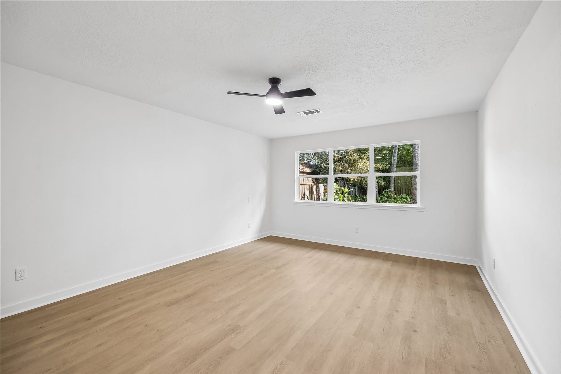 3430 Sycamore Shadows Drive, Kingwood, TX 77339 Primary bedroom