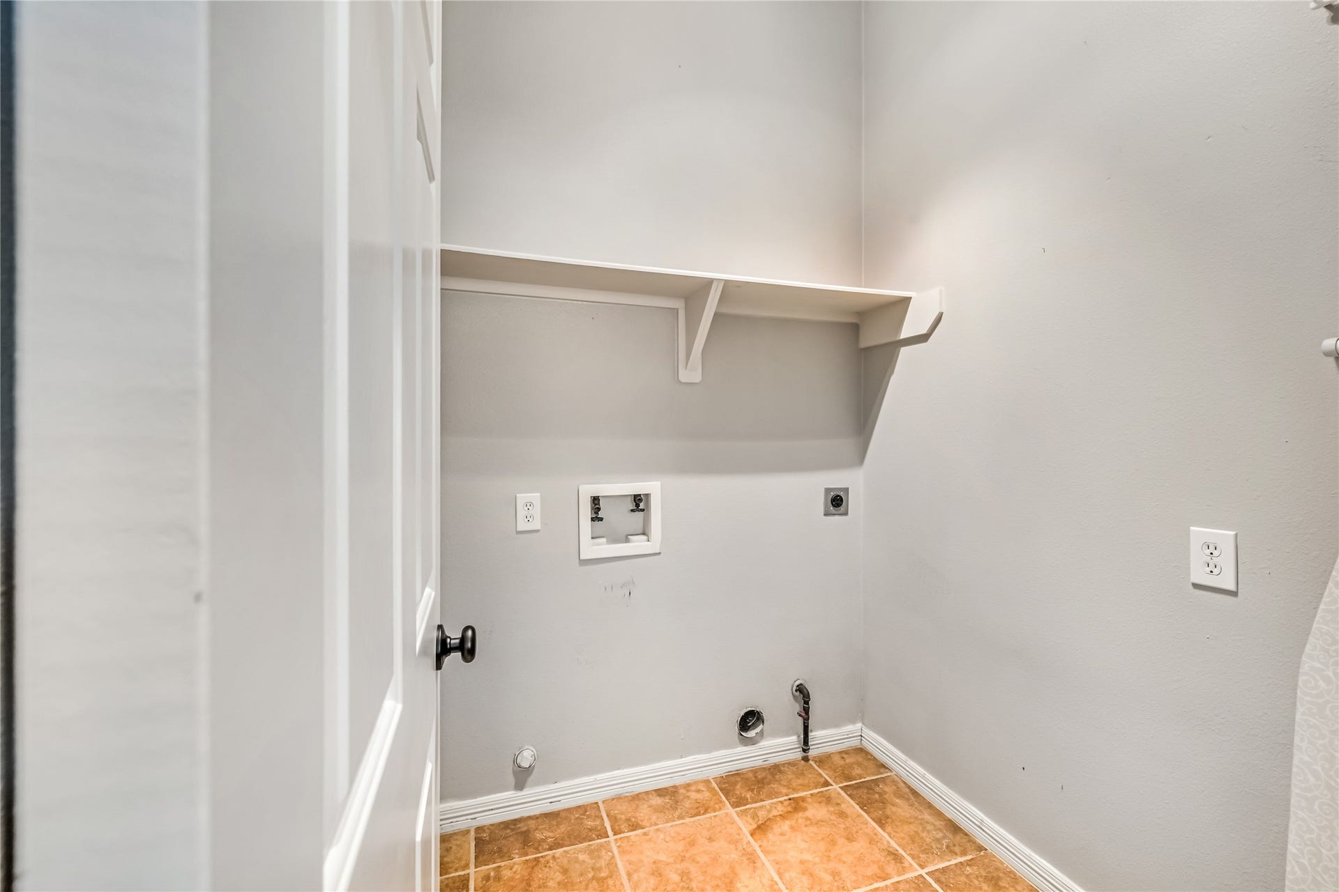 914 Mesquite Drive, Magnolia, TX 77354 Laundry room is situated between the kitchen and garage across from the desk area.