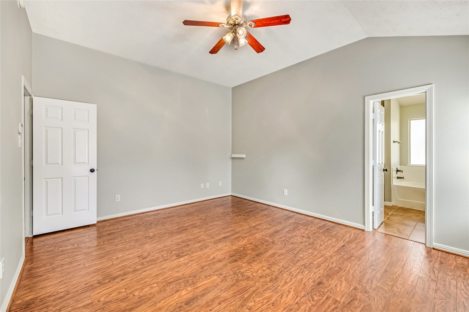 914 Mesquite Drive, Magnolia, TX 77354 The primary bedroom has a vaulted ceiling and an en suite with a soaking tub.