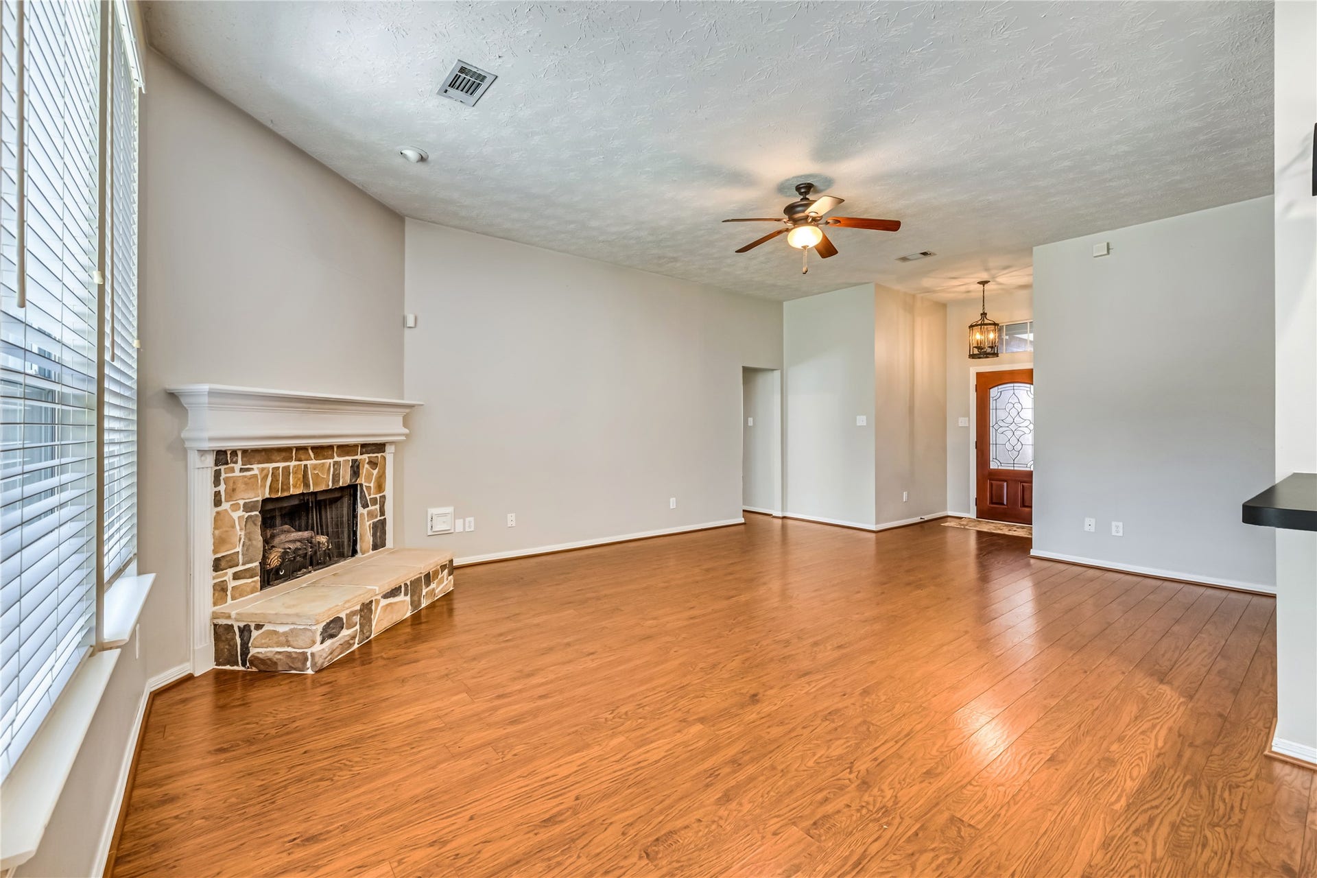 914 Mesquite Drive, Magnolia, TX 77354 The entry is welcoming with a beautiful front door with a window that adds to the natural light in the home.