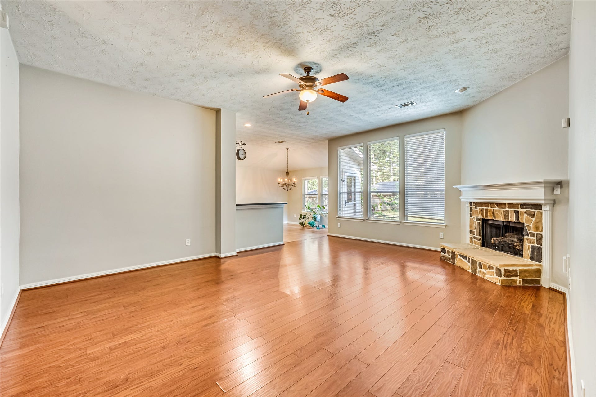 914 Mesquite Drive, Magnolia, TX 77354 There's a breakfast bar for added convenience and seating. The clock on the wall and plant in the dining room are excluded.