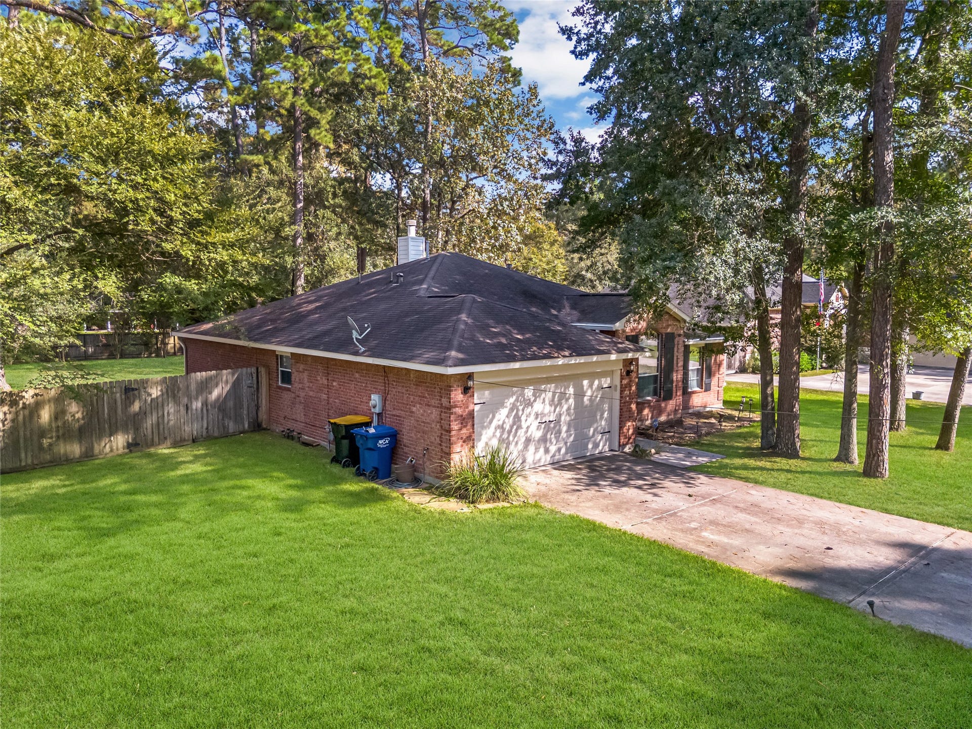 914 Mesquite Drive, Magnolia, TX 77354 Fully fenced backyard and mature trees
