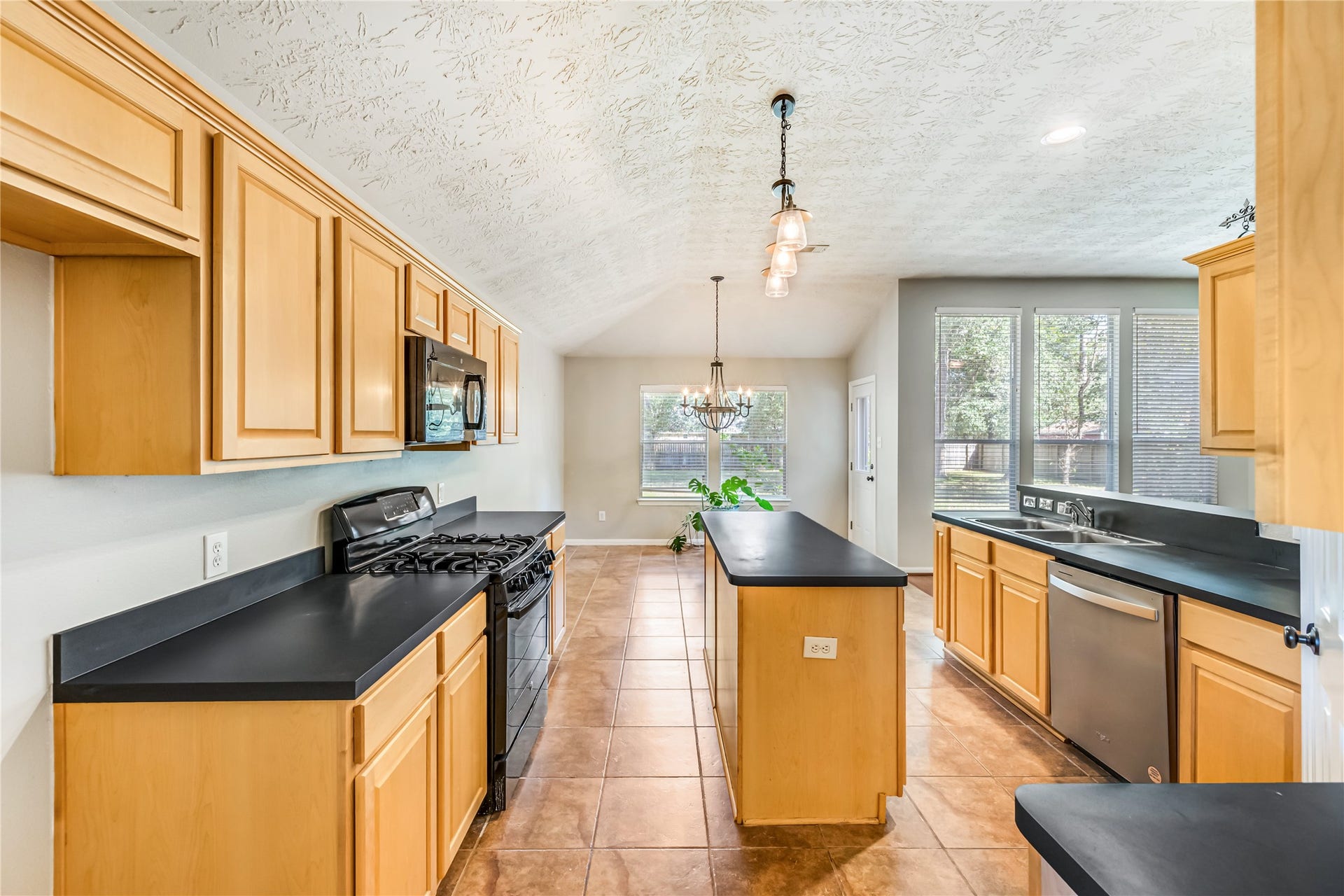 914 Mesquite Drive, Magnolia, TX 77354 Entering from the garage provides direct access to the kitchen making it convenient to unload groceries and then relaxing into the view of the backyard.