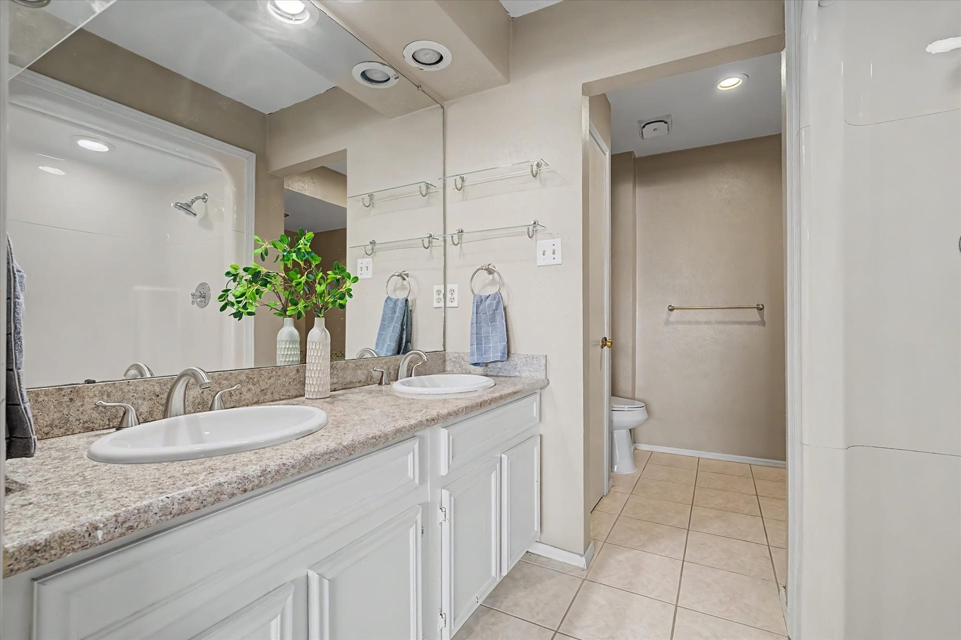 794 Thicket Lane, Houston, TX 77079 Another angle of the primary bathroom
