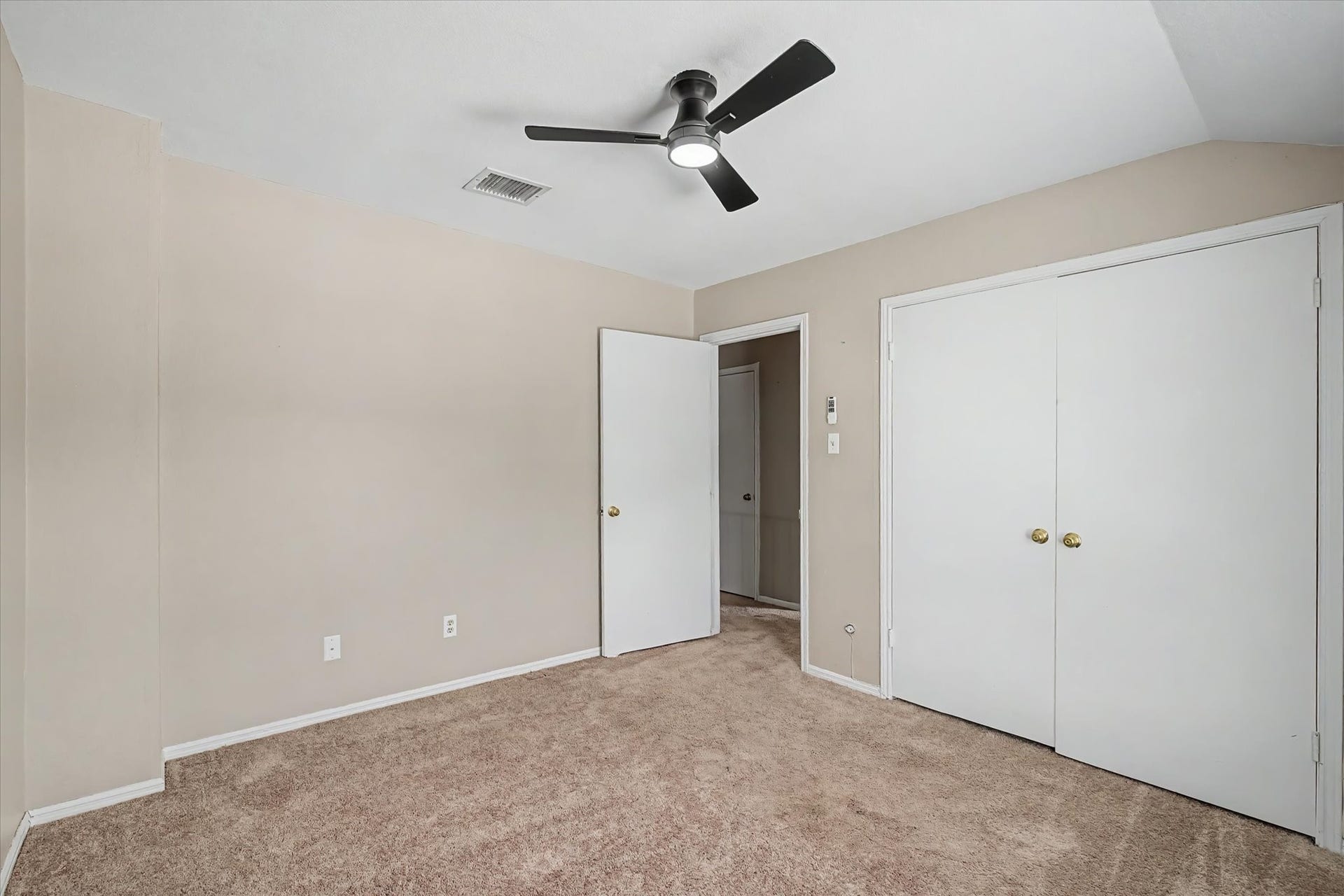 794 Thicket Lane, Houston, TX 77079 Another angle of the secondary bedroom.