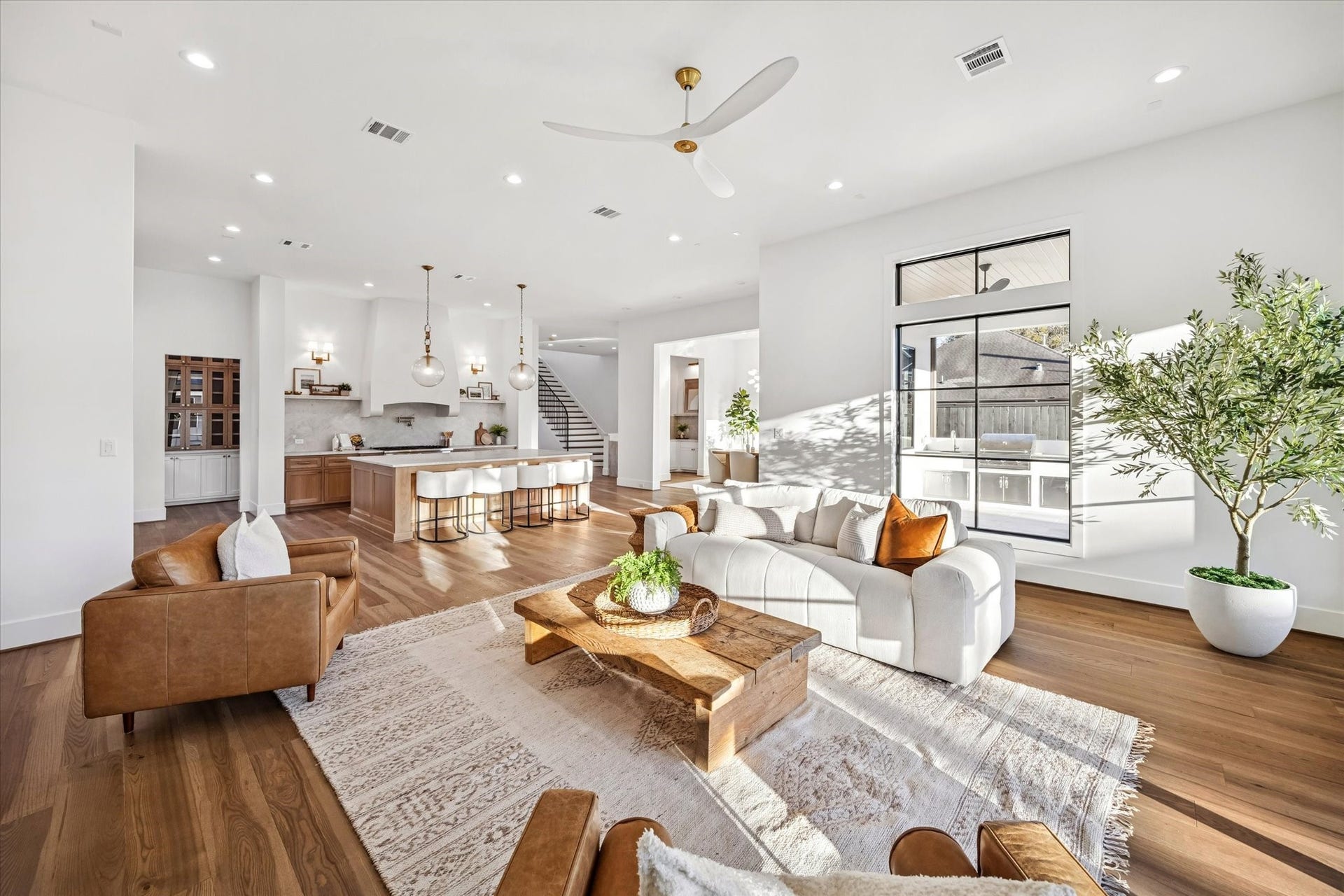 320 W 32nd Street, Houston, TX 77018 Open living, kitchen, and dining areas come together in a bright, expansive layout designed for both daily life and entertaining. Wide plank floors, generous ceiling height, and clear sightlines reinforce a sense of flow and connection throughout the main level. **Previous build by Arch Angelo**