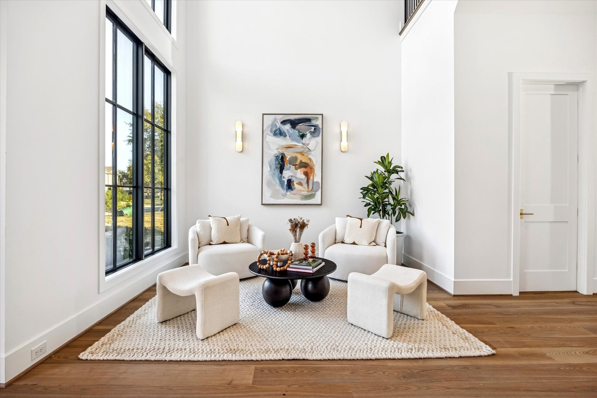 320 W 32nd Street, Houston, TX 77018 Light filled sitting area just off the entry offers a welcoming pause before moving into the main living spaces. Positioned to take advantage of tall windows and open volume, it works equally well for conversation, reading, or a quiet moment at the start or end of the day. **Previous build by Arch Angelo**