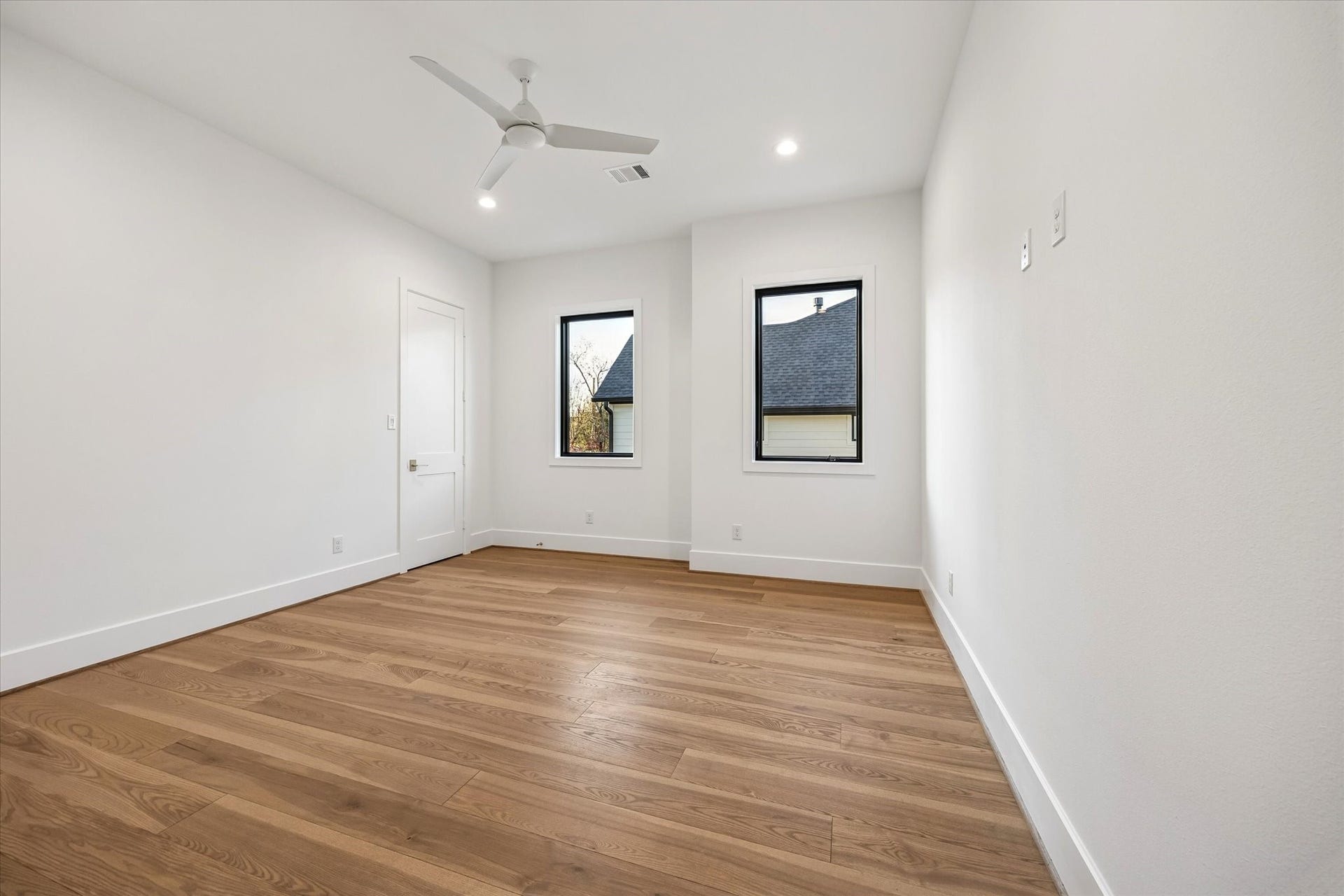 320 W 32nd Street, Houston, TX 77018 Well proportioned layout and multiple windows bring in balanced natural light throughout the day. Comfortable sizing supports a variety of uses, from guest room to nursery or dedicated workspace.**Previous build by Arch Angelo**