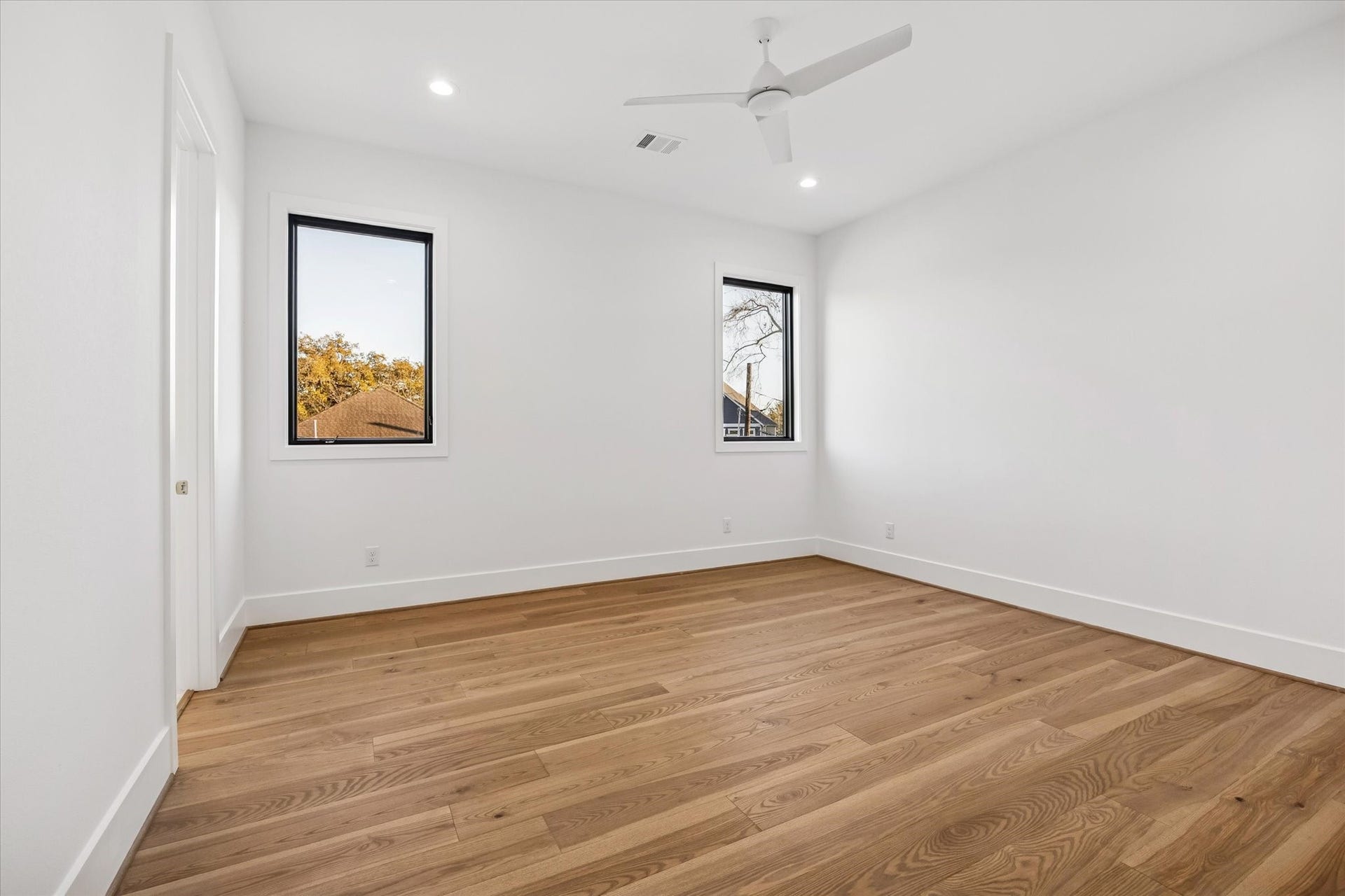 320 W 32nd Street, Houston, TX 77018 Even proportions and simple sightlines make this space easy to furnish without wasted square footage. Dual windows bring in natural light while maintaining privacy, supporting flexible use as a bedroom, office, or guest space.**Previous build by Arch Angelo**