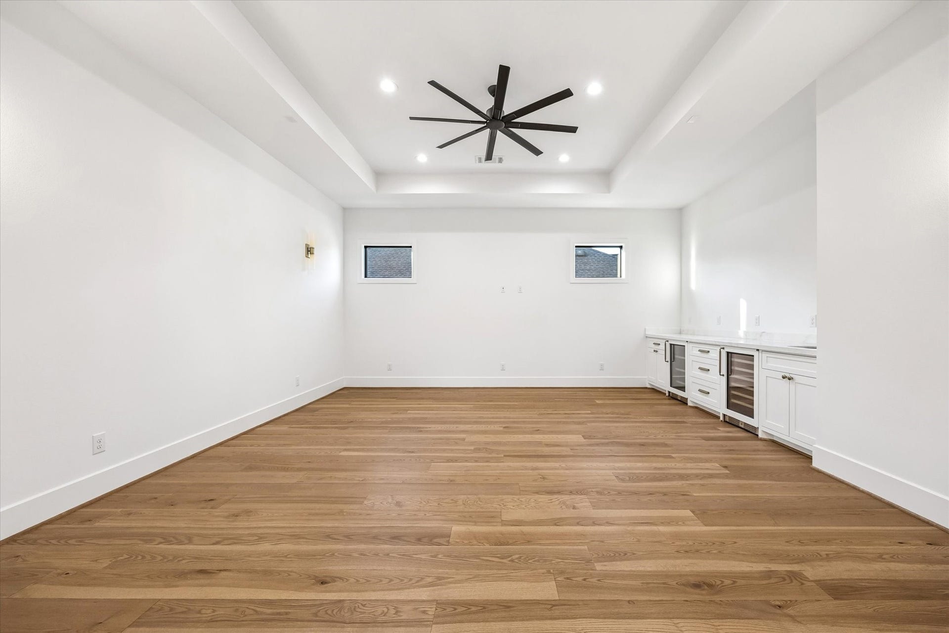 320 W 32nd Street, Houston, TX 77018 Spacious game room offers flexibility for media, play, or casual entertaining, complete with a built in wet bar for added convenience. Tray ceiling and generous floor space allow the room to adapt easily as needs evolve. **Previous build by Arch Angelo**