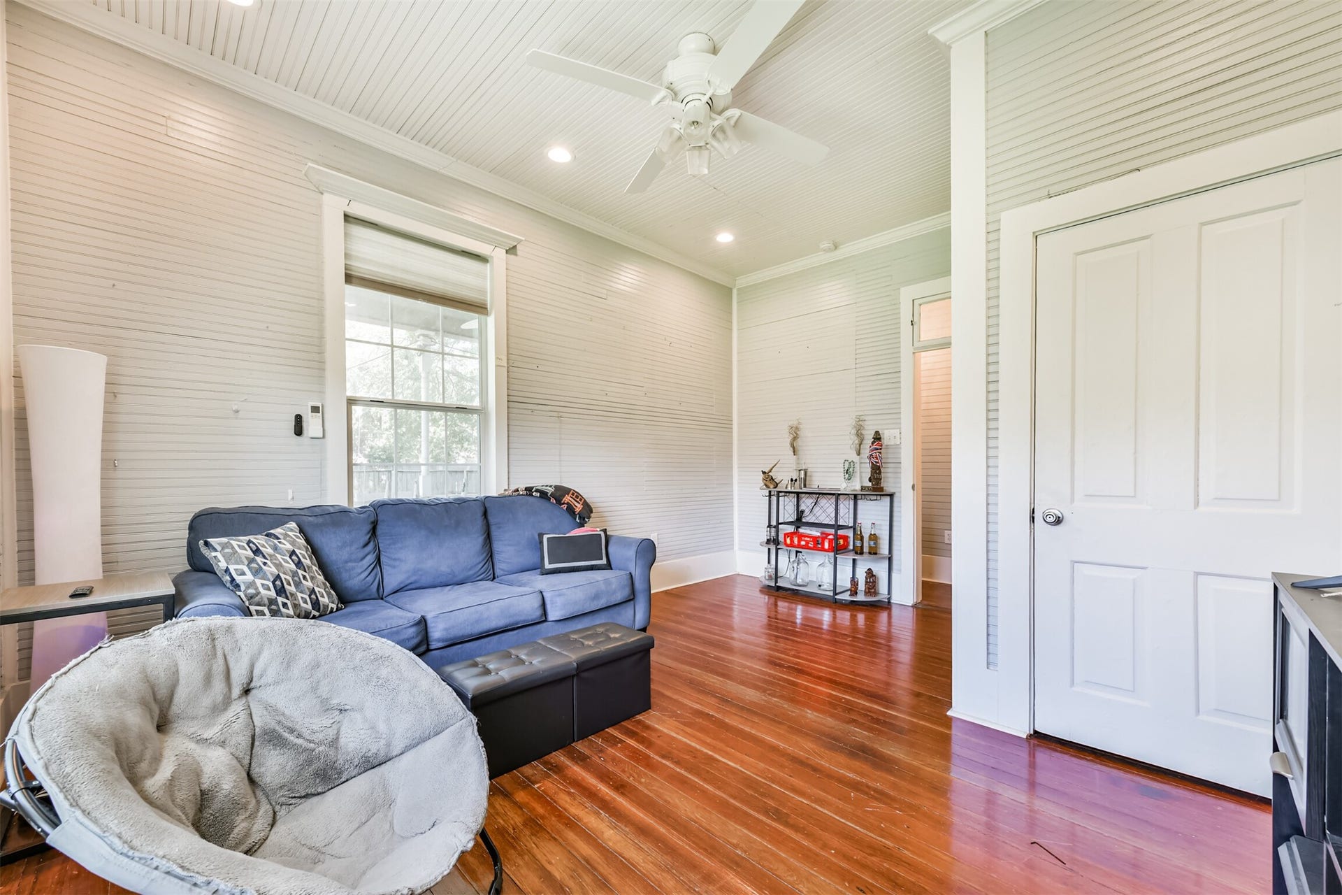 503 W Blum Street, Alvin, TX 77511 Another view of the flexible first-floor space with hardwood floors and abundant natural light.