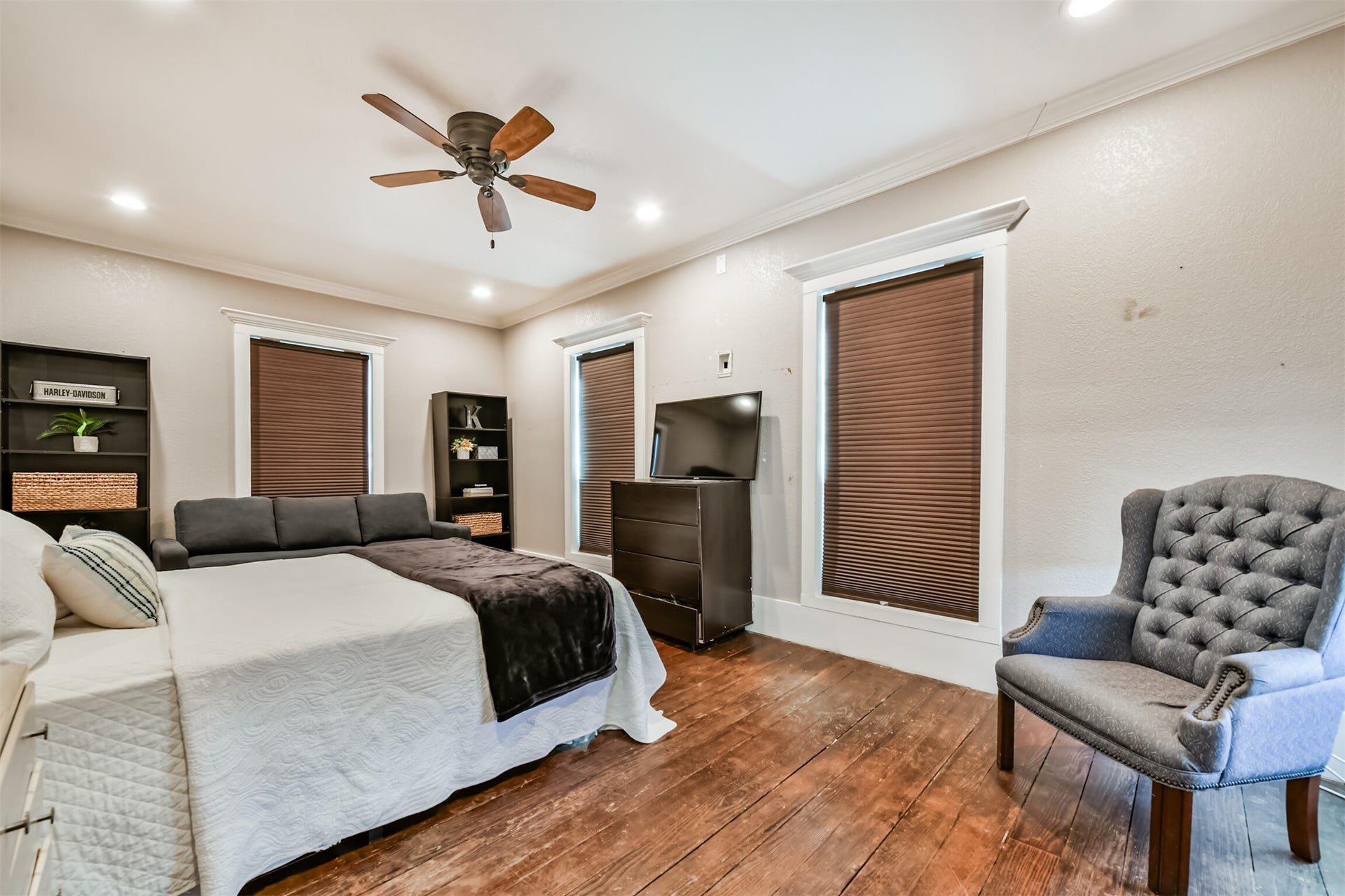 503 W Blum Street, Alvin, TX 77511 Generously sized bedroom showcases original hardwood floors and the home's 10' ceilings.