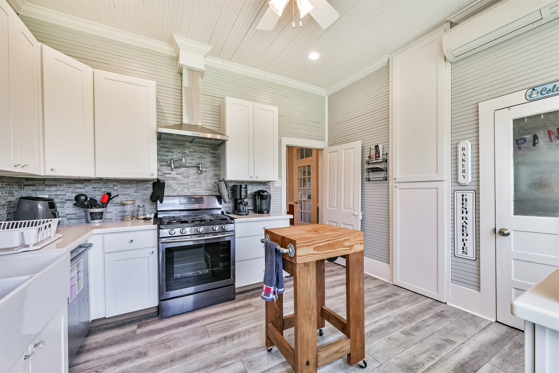 503 W Blum Street, Alvin, TX 77511 Updated kitchen offers abundant cabinetry and convenient access to the adjoining living spaces.
