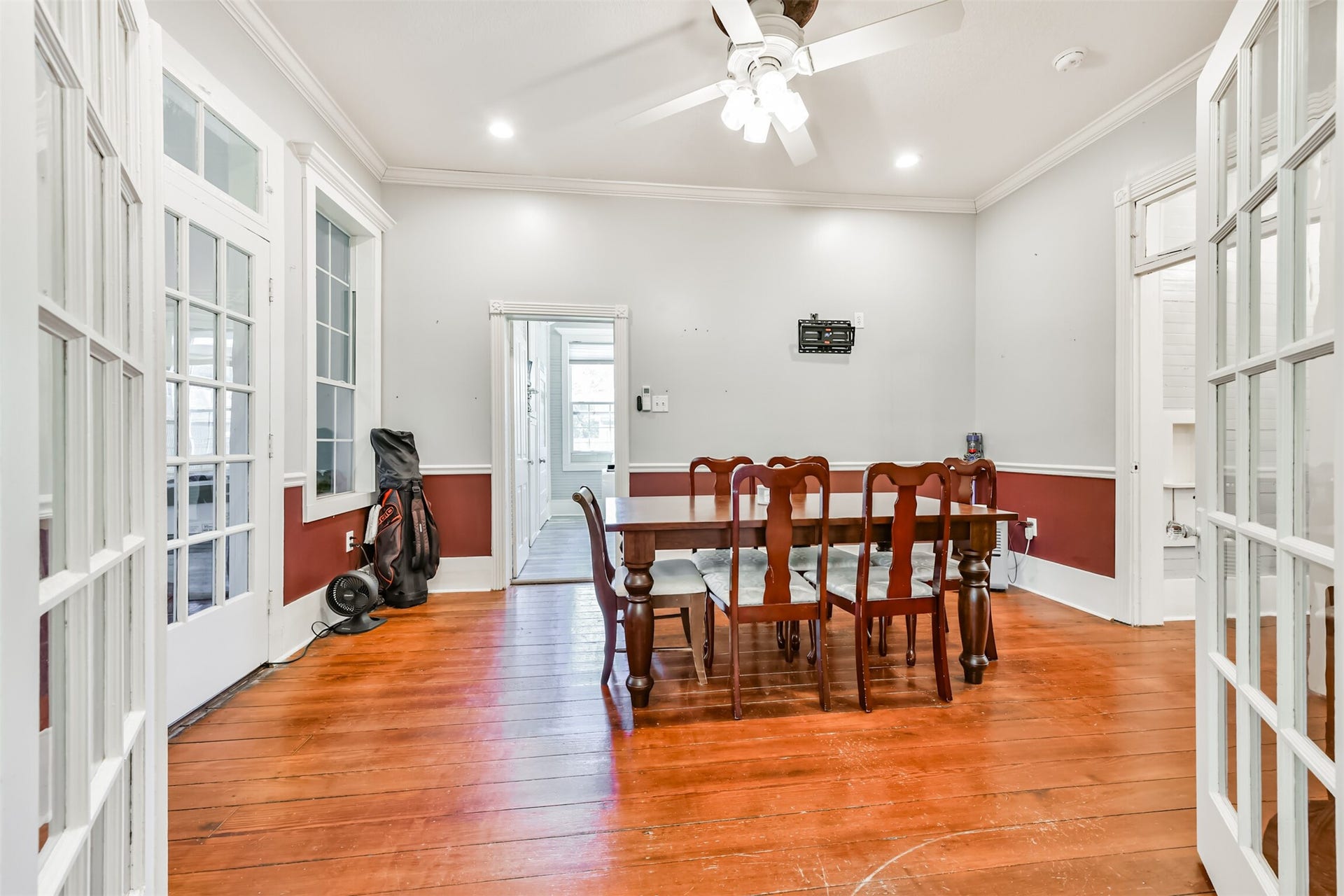 503 W Blum Street, Alvin, TX 77511 Flexible dining or gathering space showcases original hardwood flooring and beautiful natural light.