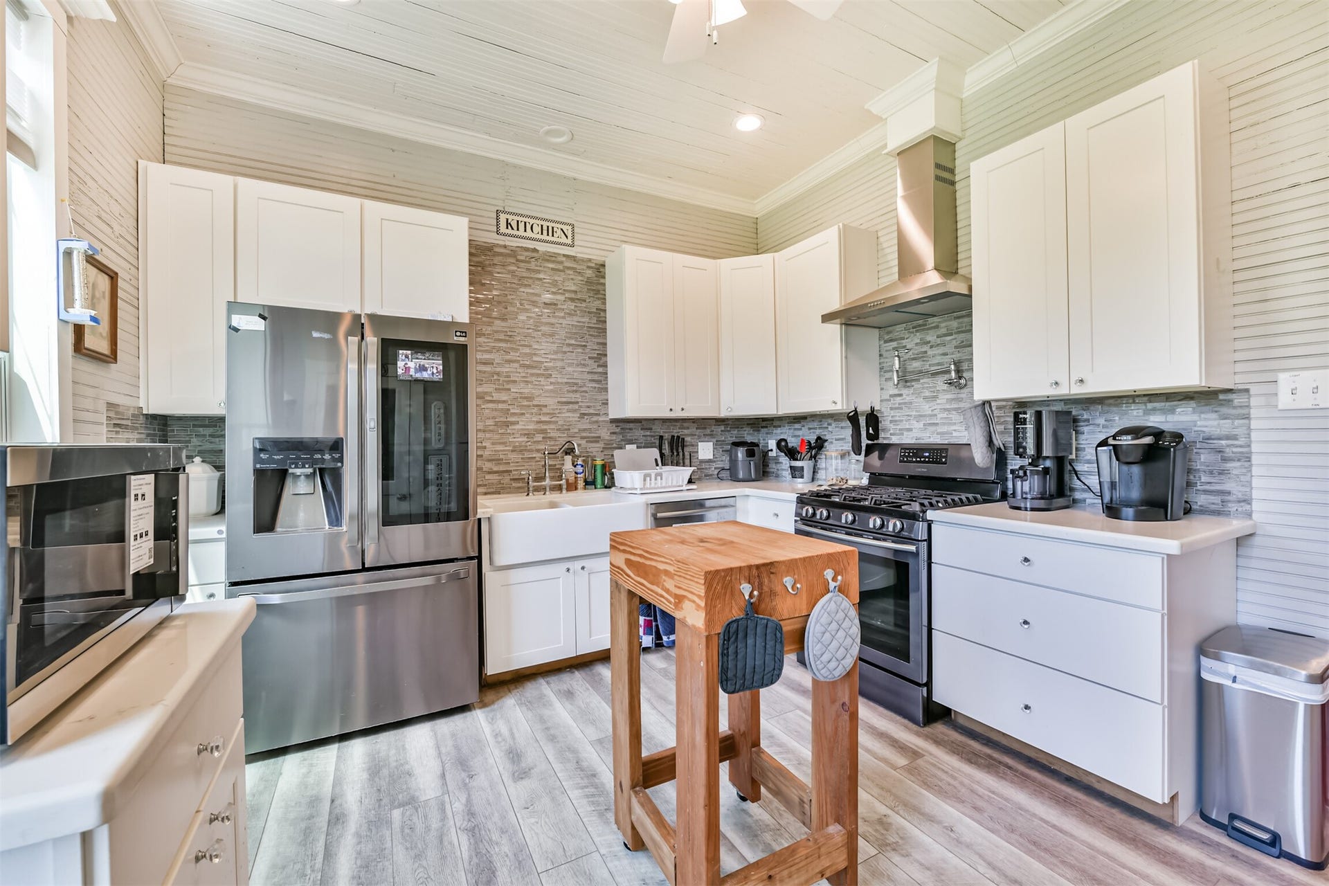 503 W Blum Street, Alvin, TX 77511 Bright kitchen features updated cabinetry, stainless appliances and plenty of workspace.