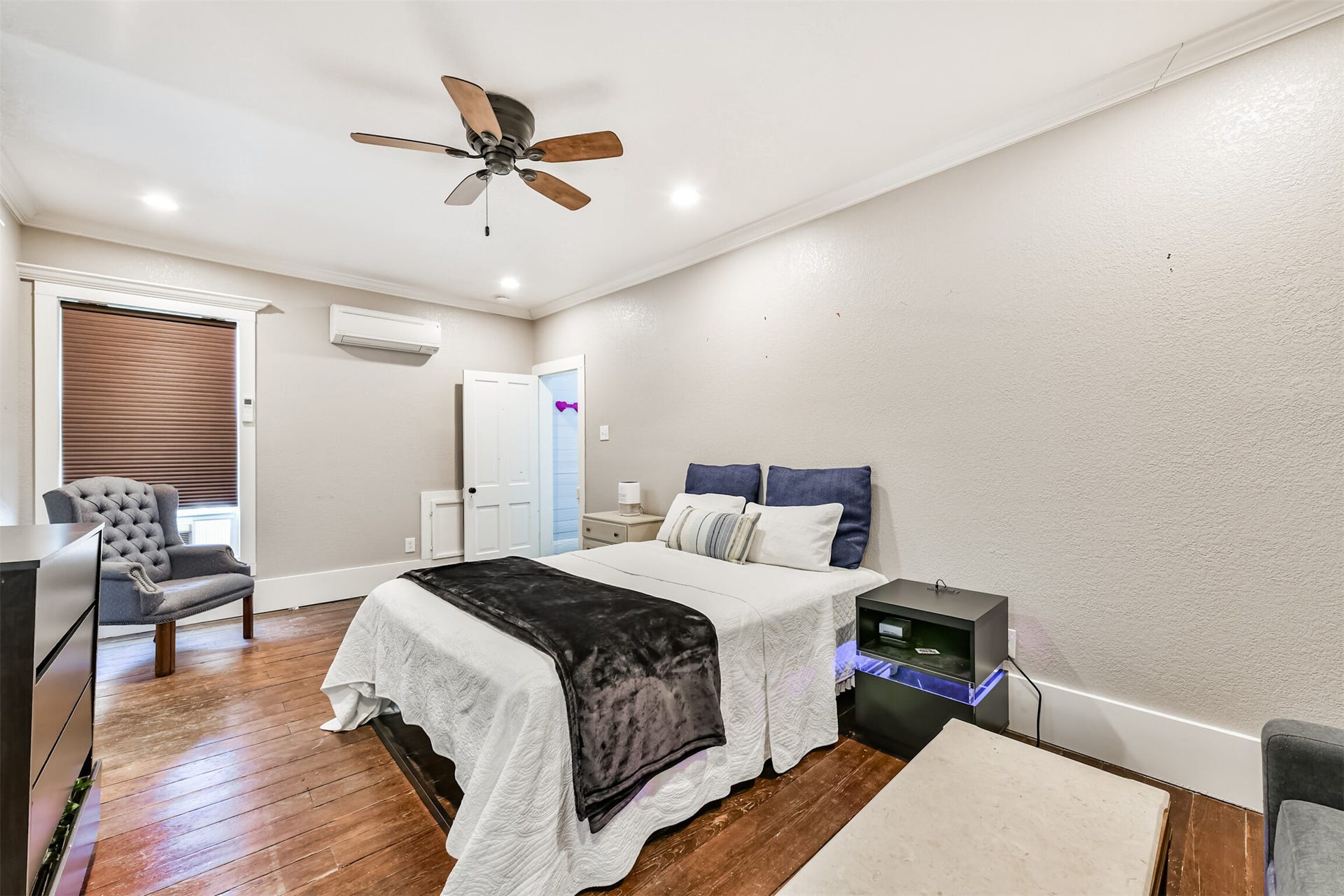 503 W Blum Street, Alvin, TX 77511 Bright, spacious bedroom offers plenty of room for a sitting area or additional workspace.