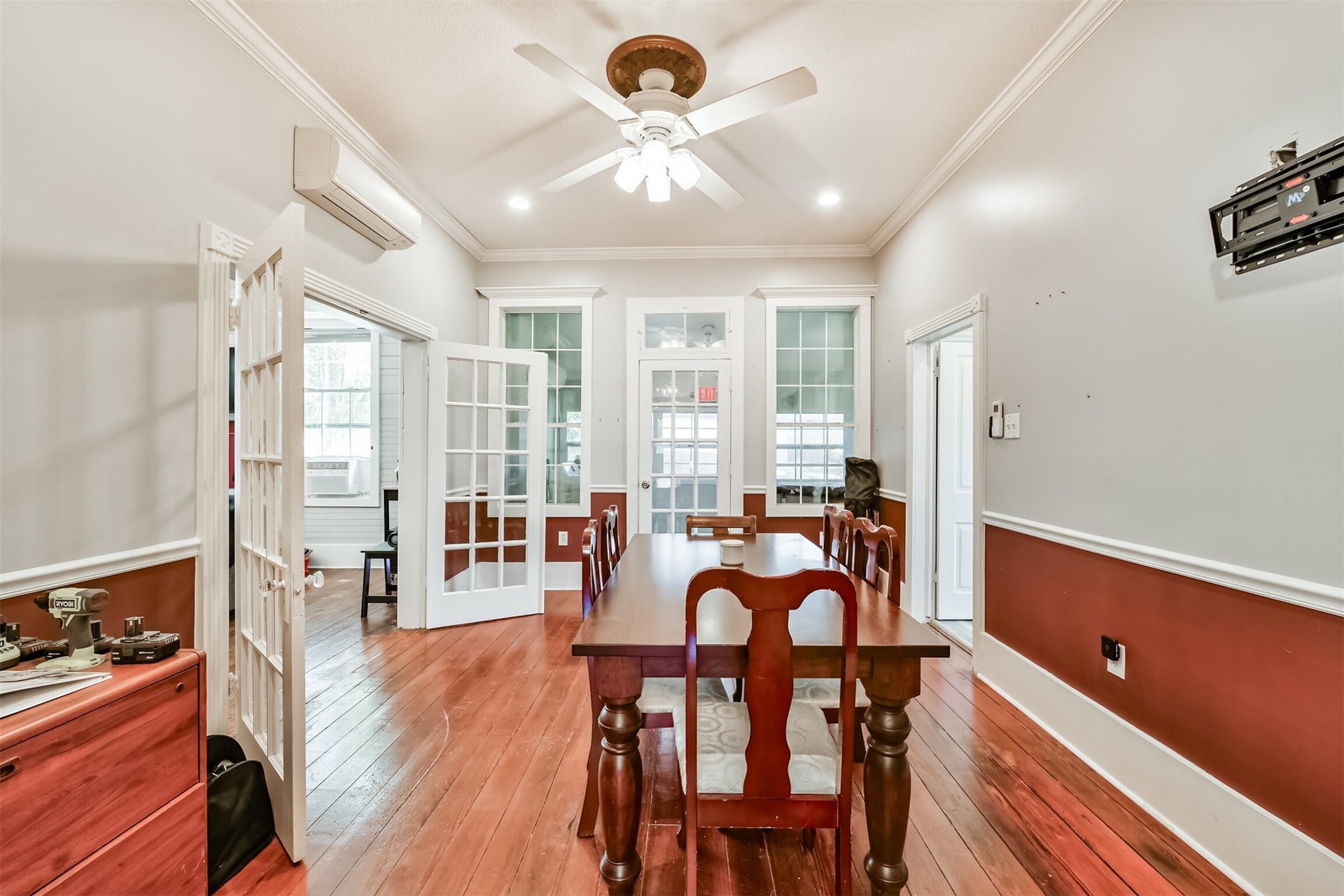 503 W Blum Street, Alvin, TX 77511 Generous dining space with 10' ceilings is ready for entertaining, meetings or flexible use.
