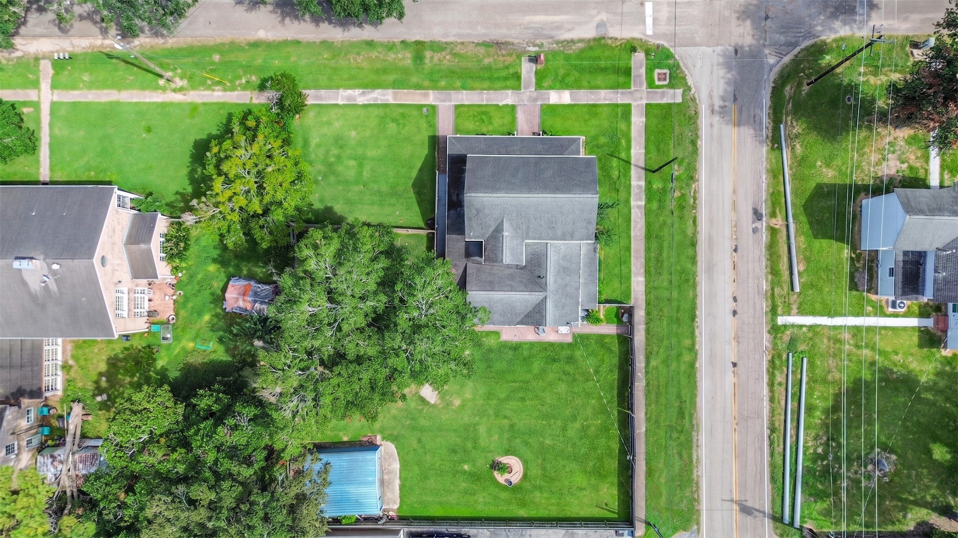503 W Blum Street, Alvin, TX 77511 Birds-eye view highlights the generous lot and mature trees surrounding the property.