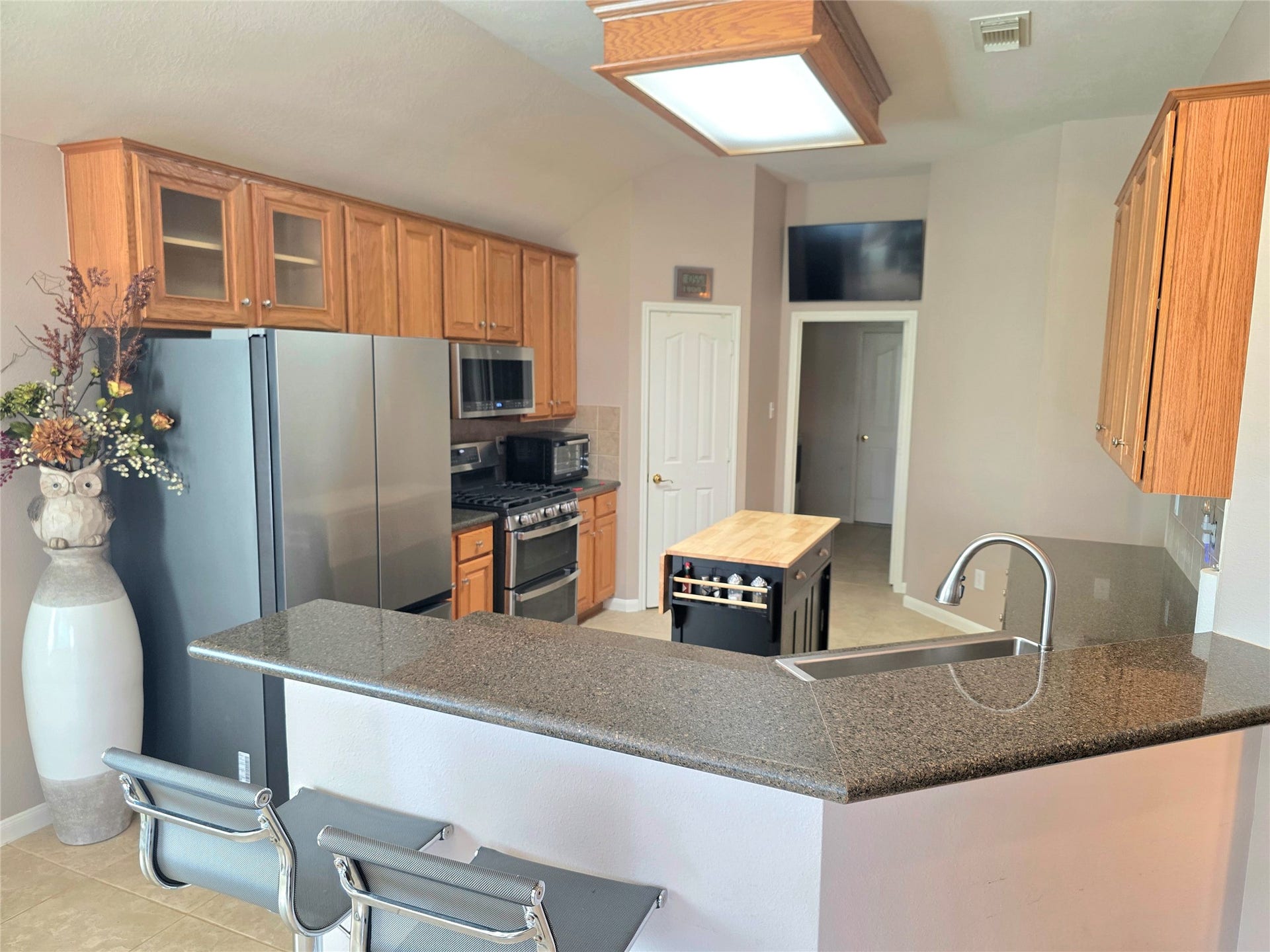 220 April Waters Drive W, Montgomery, TX 77356 Very large breakfast bar and spacious kitchen with gas double oven with convection that has never been used, plus a newer microwave!