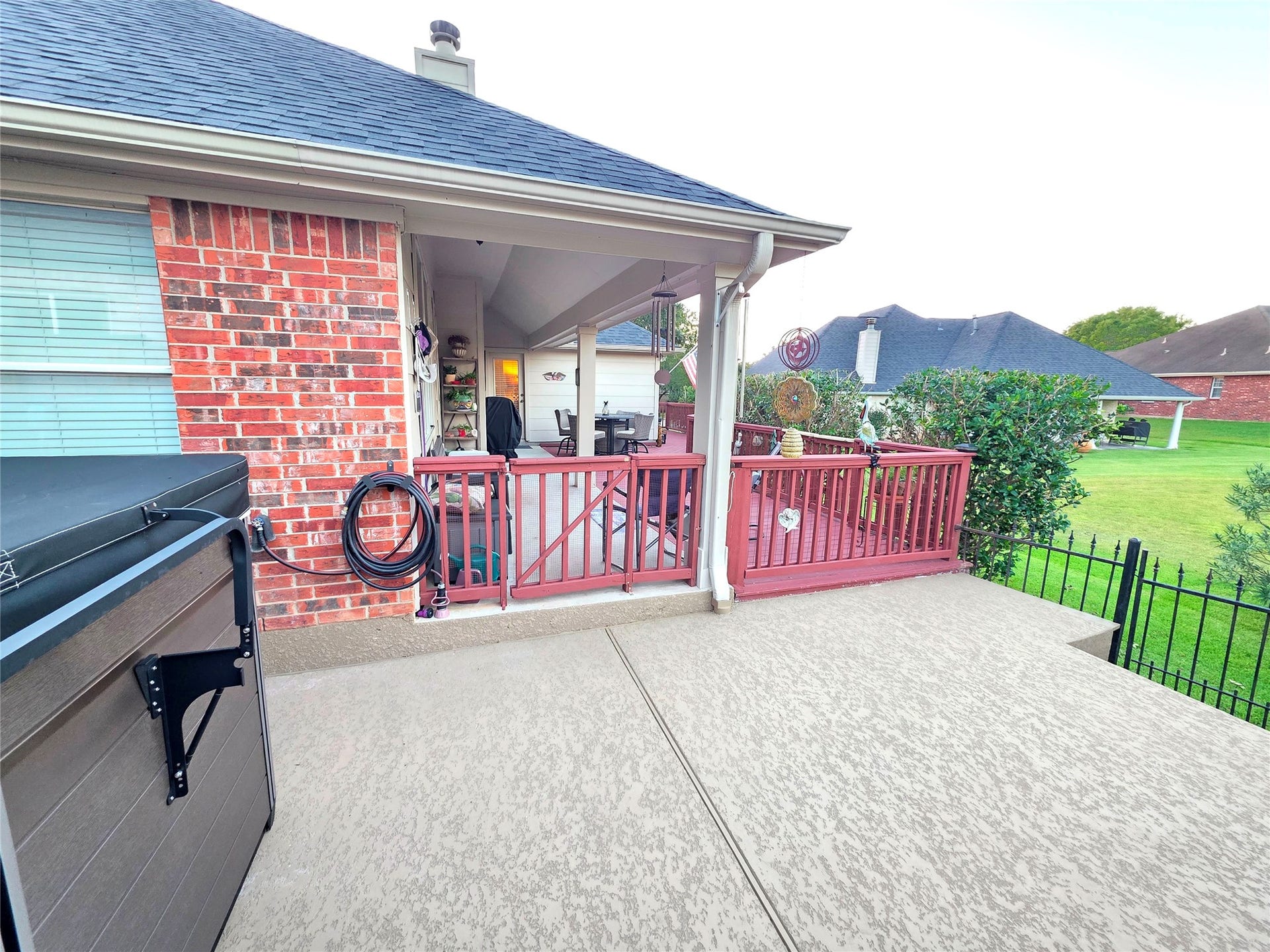 220 April Waters Drive W, Montgomery, TX 77356 Lots of entertaining areas at this home!