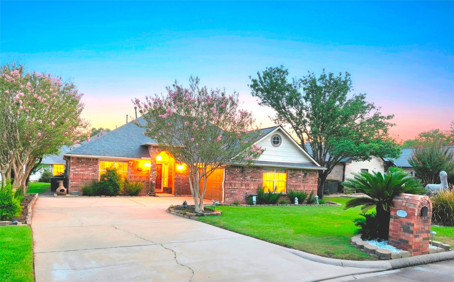 220 April Waters Drive W, Montgomery, TX 77356 Luxury living in this beautiful golf course home in gated April Sound on Lake Conroe