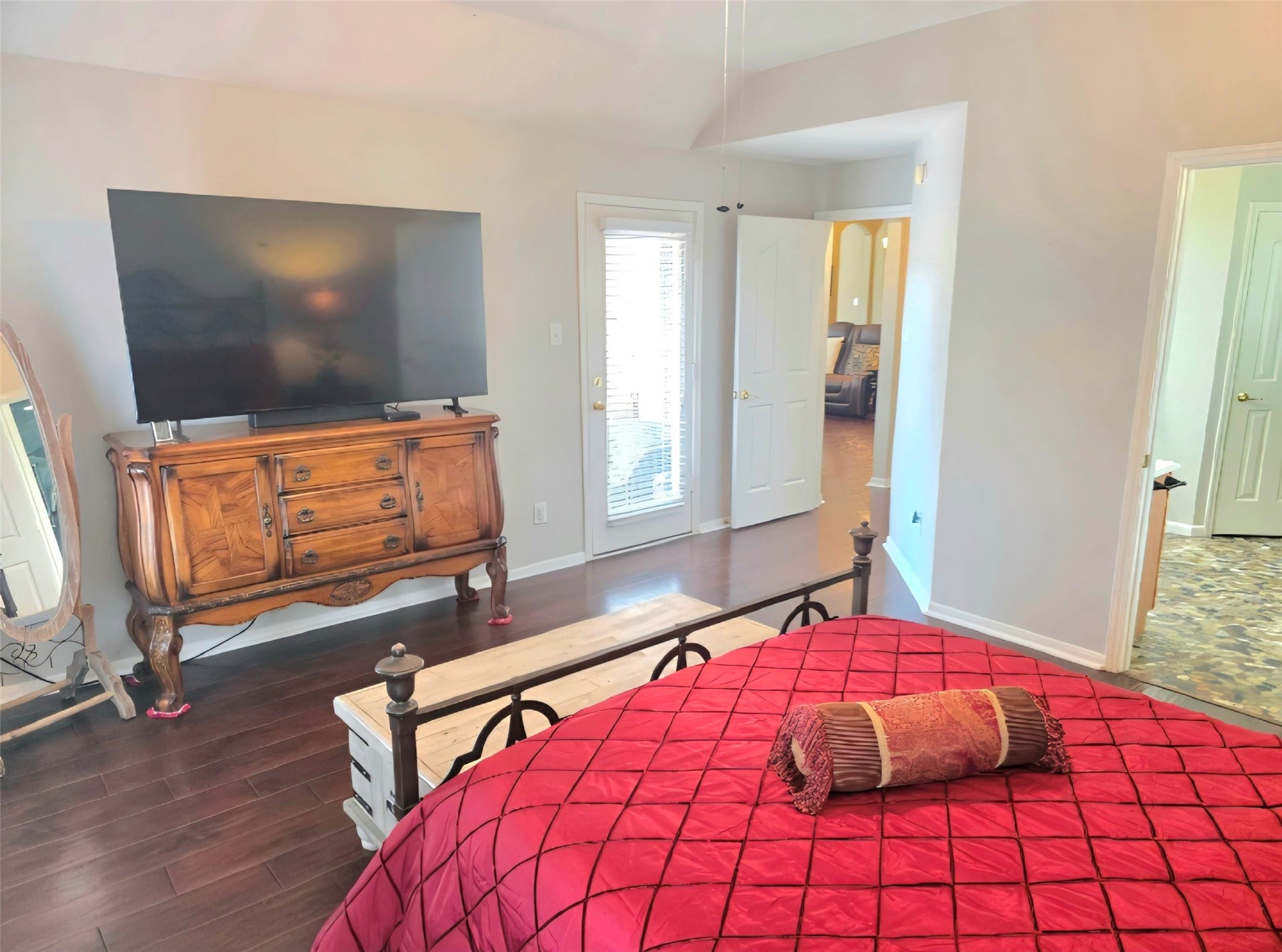 220 April Waters Drive W, Montgomery, TX 77356 Plenty of room in this suite!