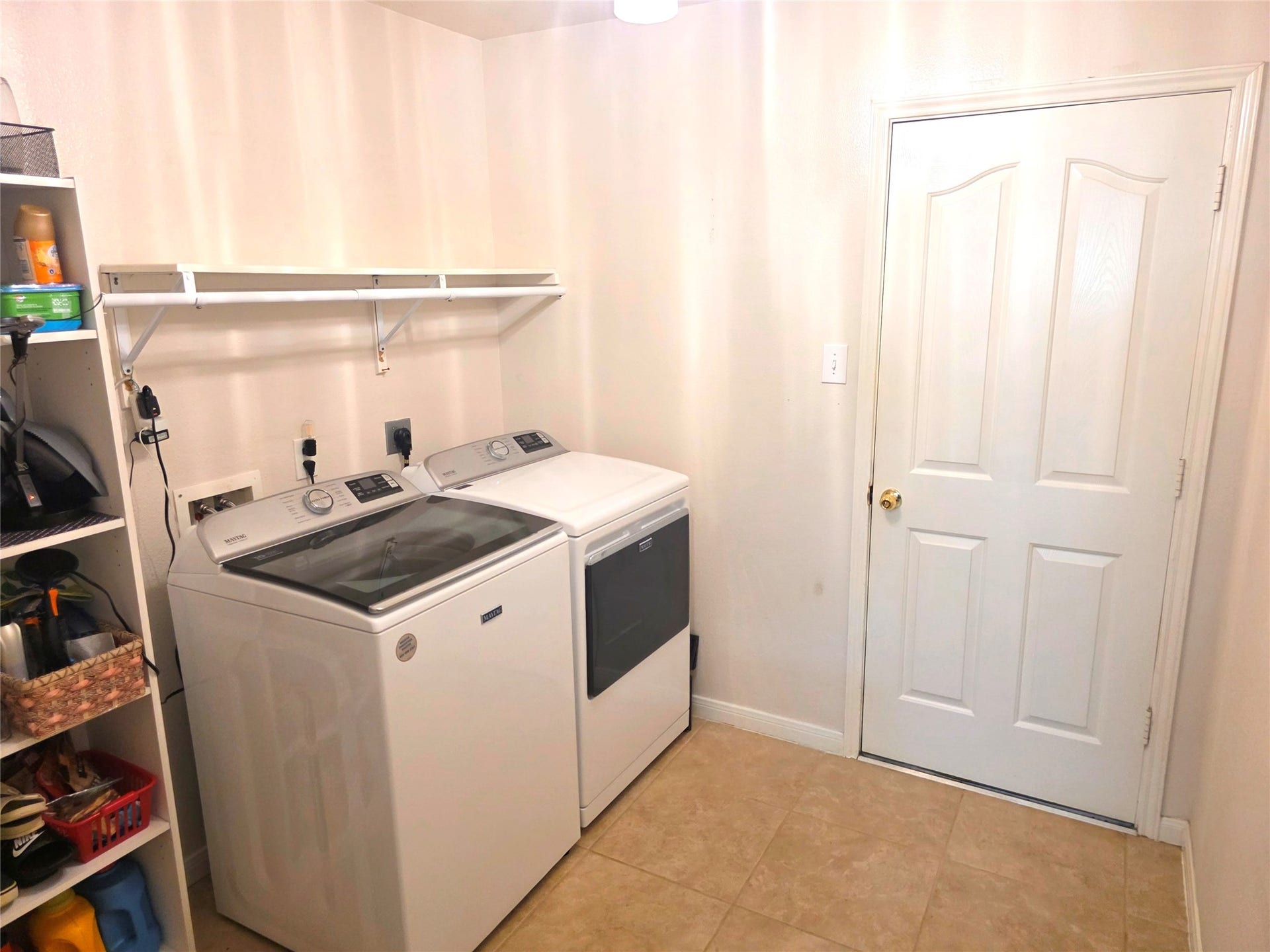 220 April Waters Drive W, Montgomery, TX 77356 Nice sized laundry room off the kitchen with a door out to the garage.