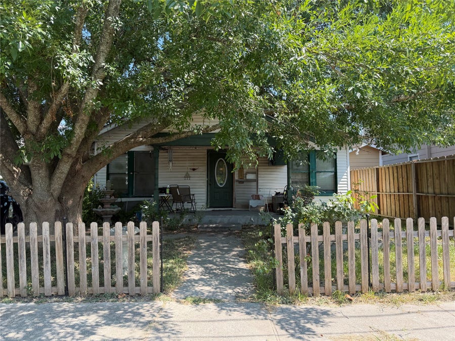 Property photo for 508 W Republic Avenue, Baytown, TX