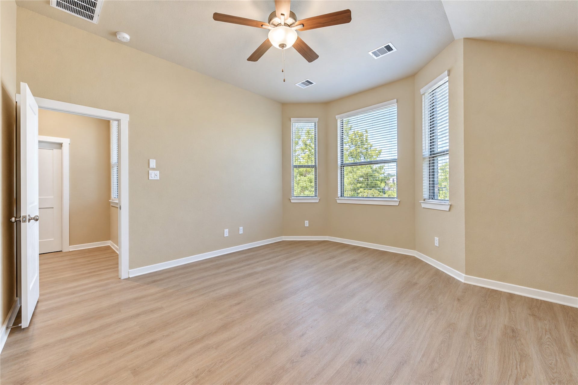 10147 Bayou Oaks Drive, Conroe, TX 77385 Primary Bedroom in yard side