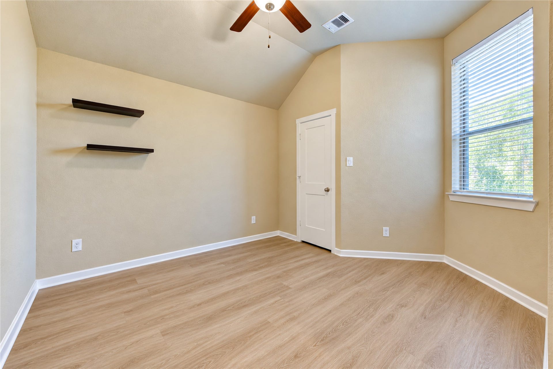 10147 Bayou Oaks Drive, Conroe, TX 77385 BEDROOM in yard side
