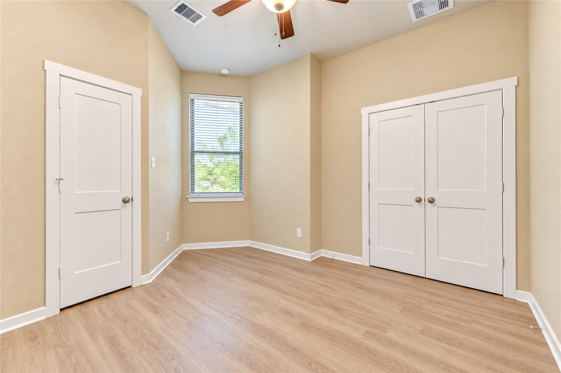 10147 Bayou Oaks Drive, Conroe, TX 77385 Bedroom