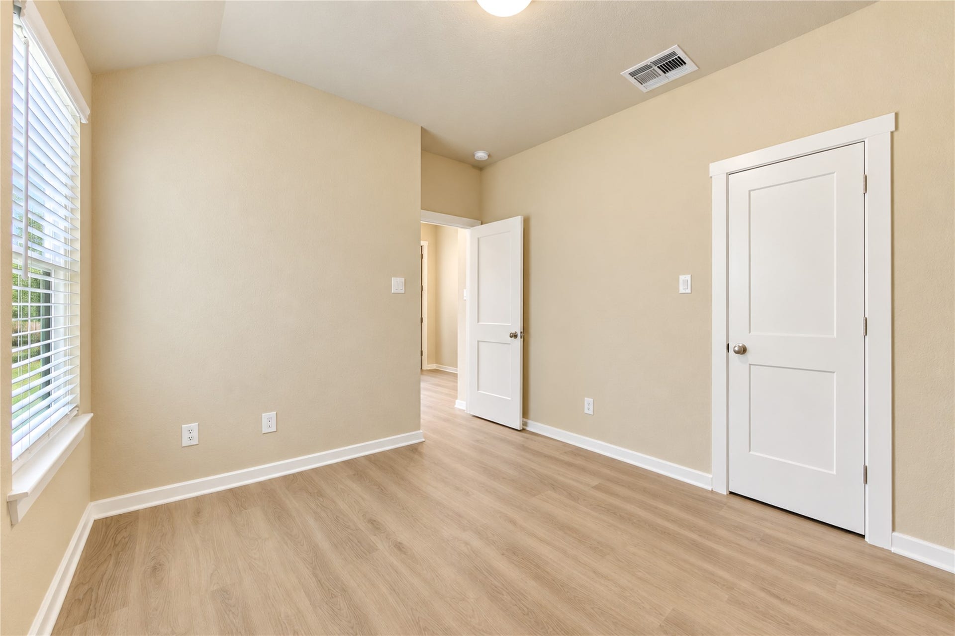 10147 Bayou Oaks Drive, Conroe, TX 77385 Bedroom