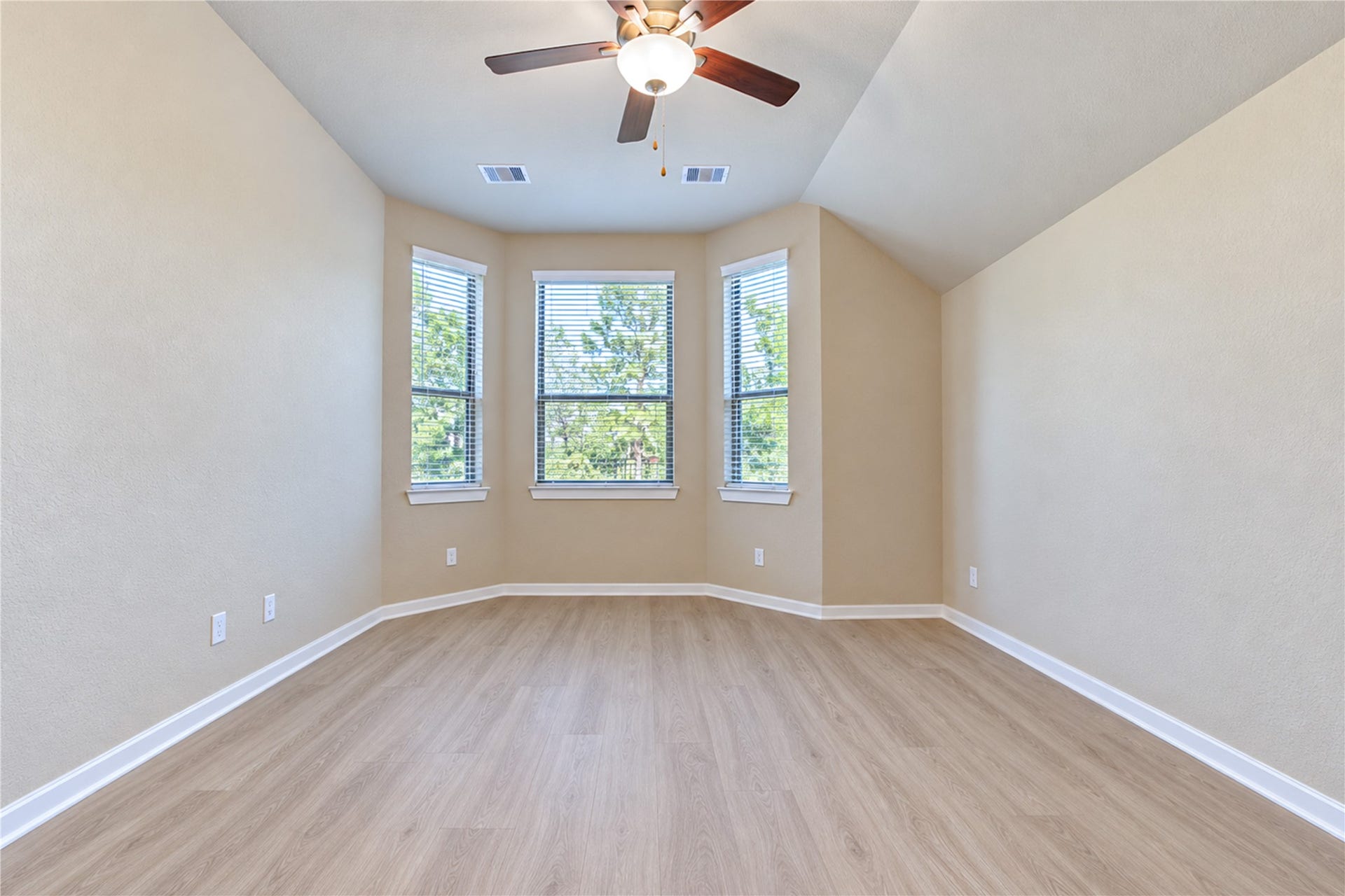 10147 Bayou Oaks Drive, Conroe, TX 77385 Primary bedroom one more pic